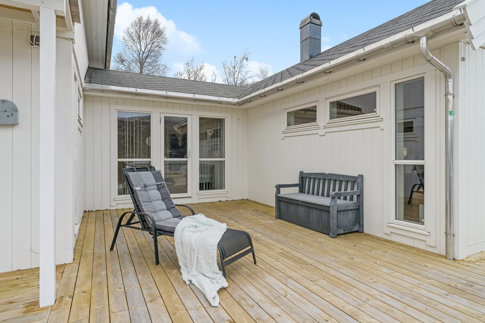 Utgang til en svært romslig terrasse både entré og fra gang. Galleribilde