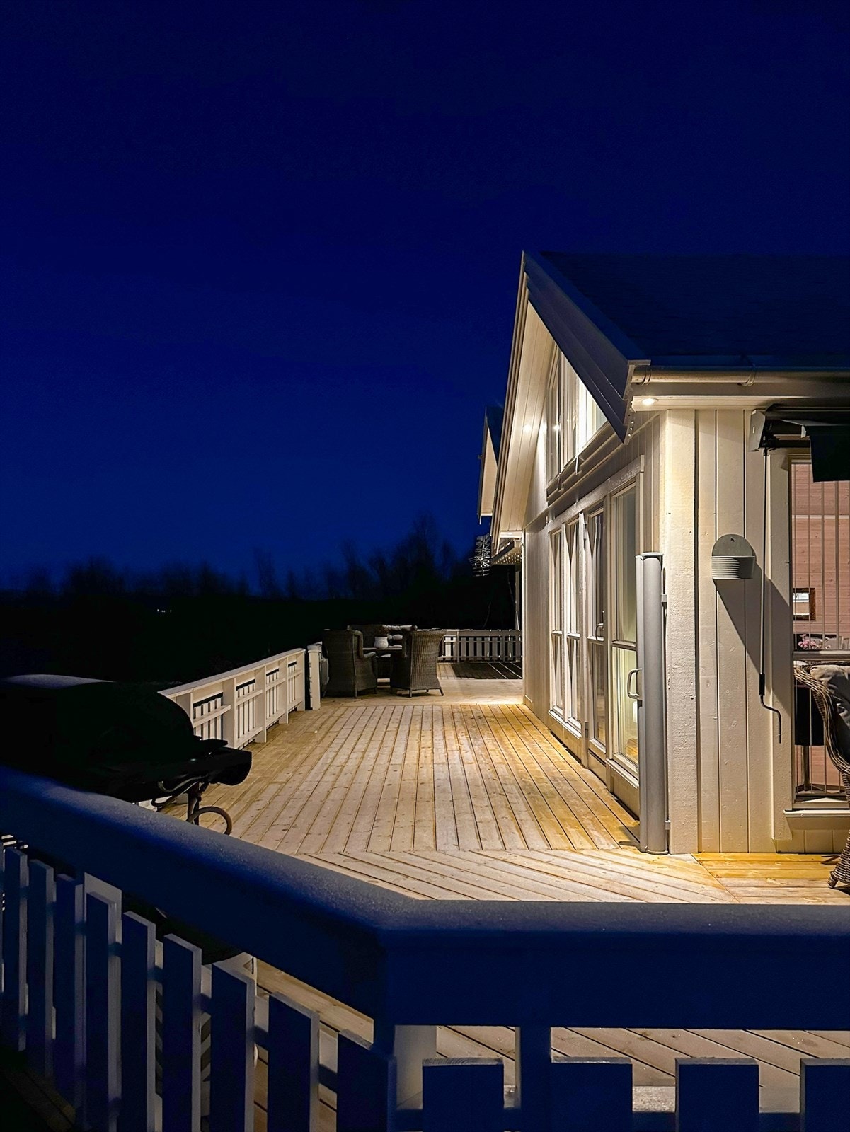 Romslig terrasse som omkranser hytta. Galleribilde