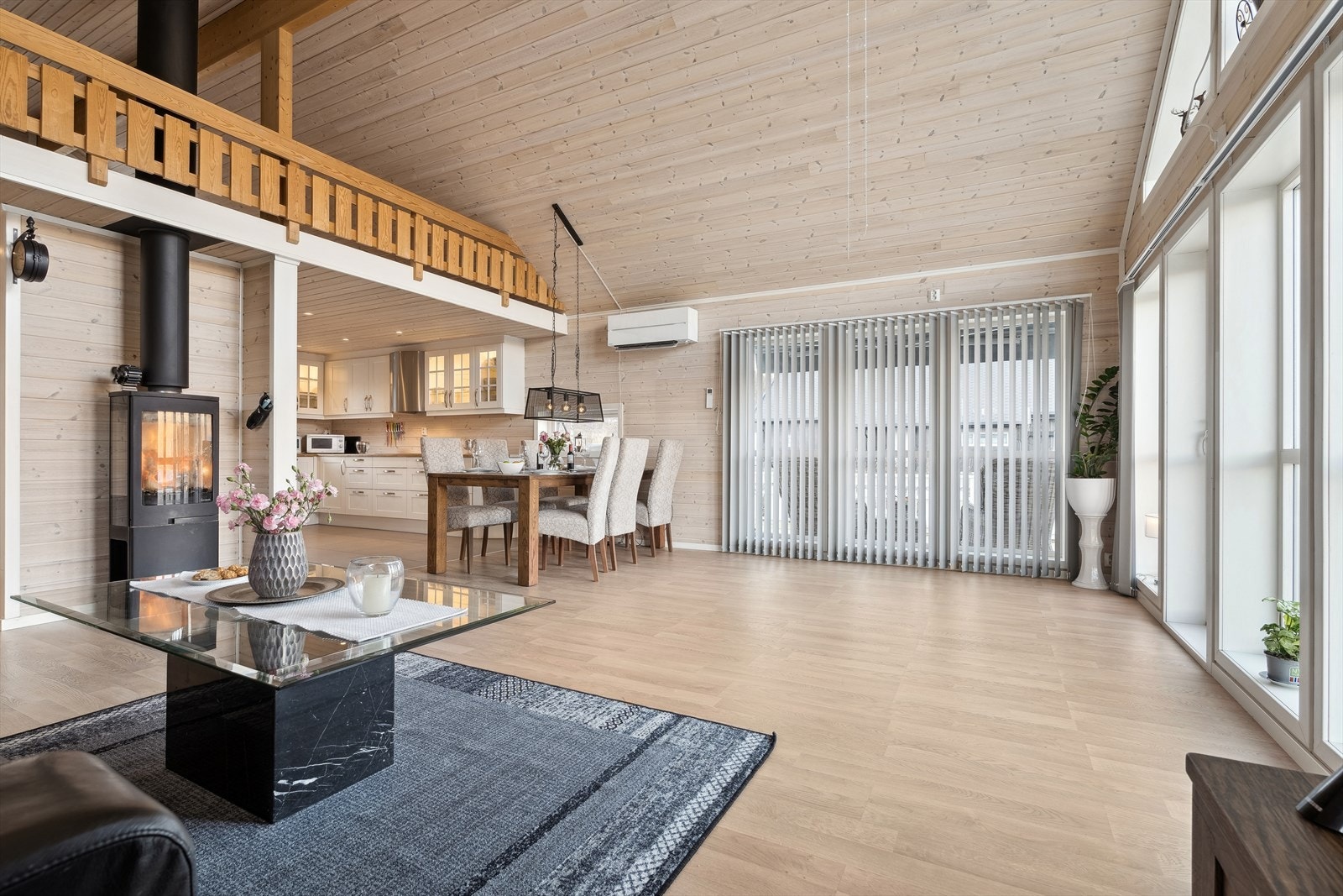Hytta har et pent og lyst parkettgulv i stuen og lys panel på vegger og i tak. Galleribilde