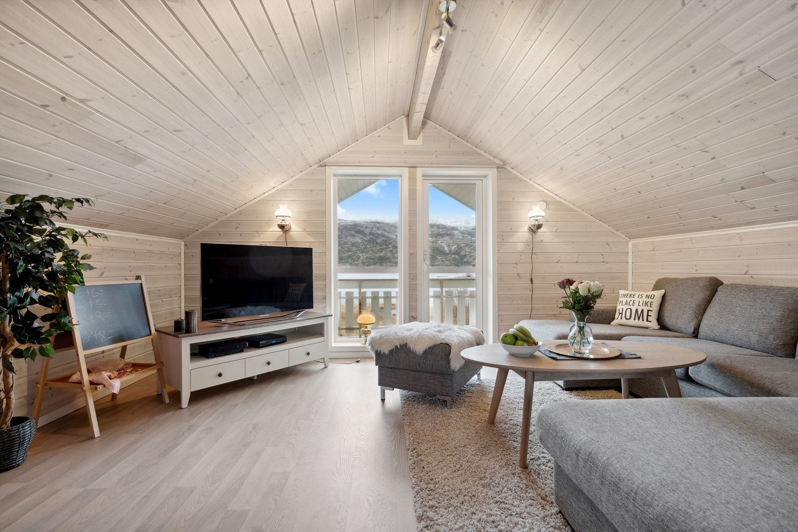 I andre enden av hytta finner vi en deilig loftstue. Her er det flott utsikt og dør som leder ut på en liten balkong. Galleribilde