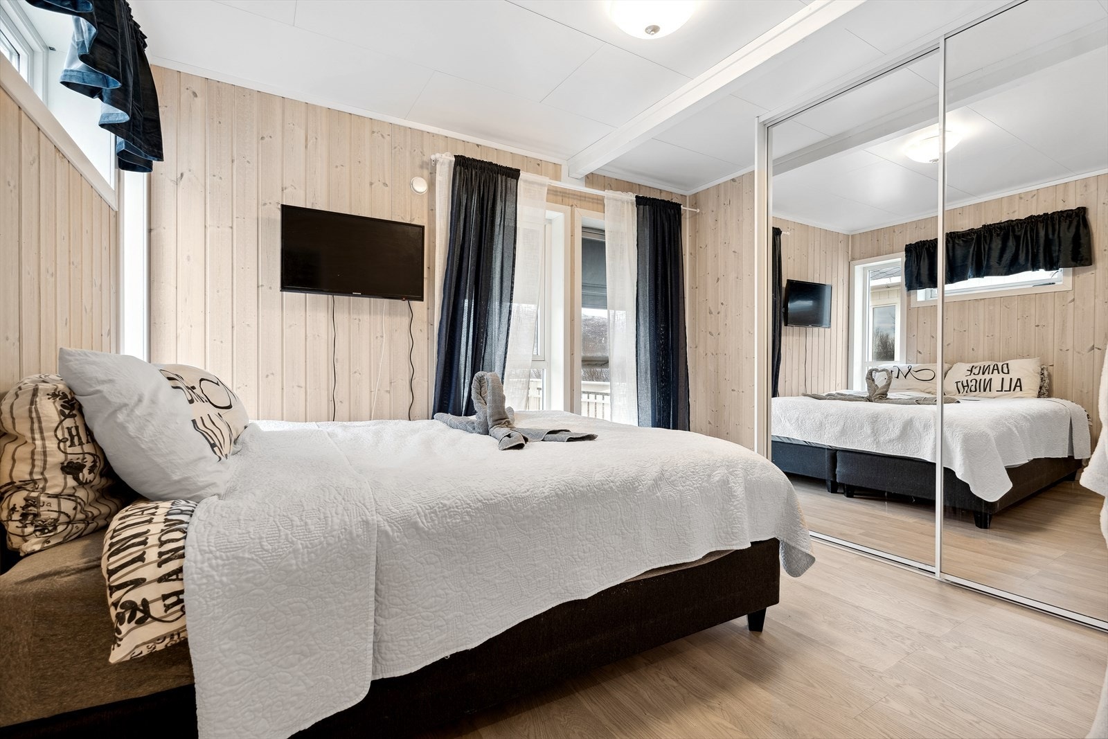 Hovedsoverom har en romslig speilgarderobe. Galleribilde