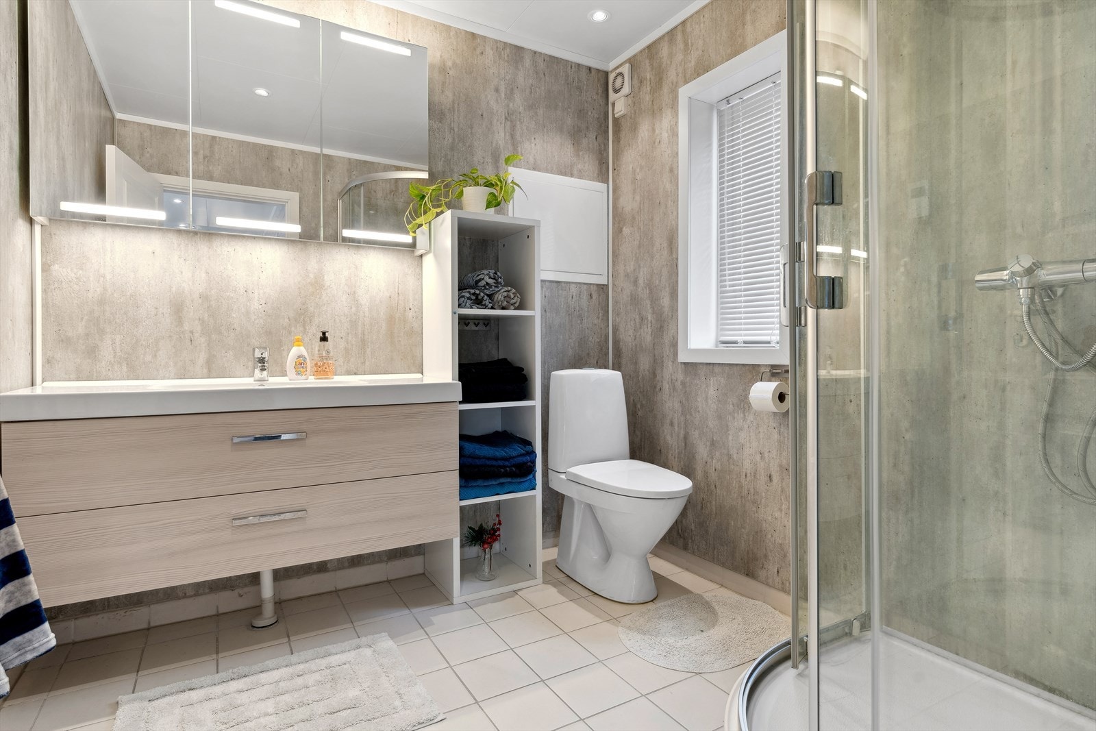 Bad nr 2 i hytte ligger praktisk plassert nærmere soverommene. Badet har har også dusj, toalett, og skuffer i innredning med speilskap. Galleribilde