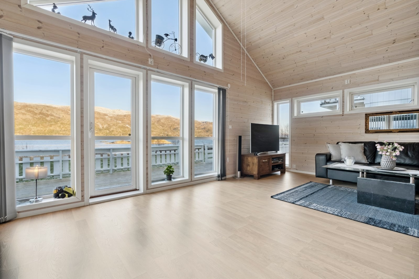 Hytta har en todelt løsning med primært stue og kjøkken i den ene delen. Svært praktisk planløsning. Galleribilde