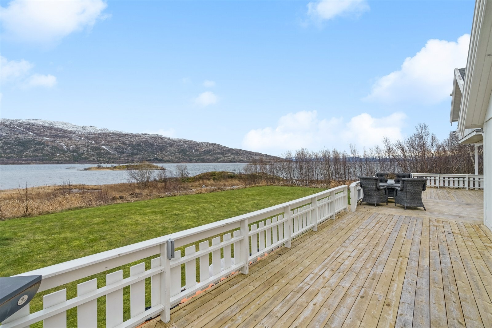 Luftig og fortryllende utsikt mot sjø og fjell. Galleribilde