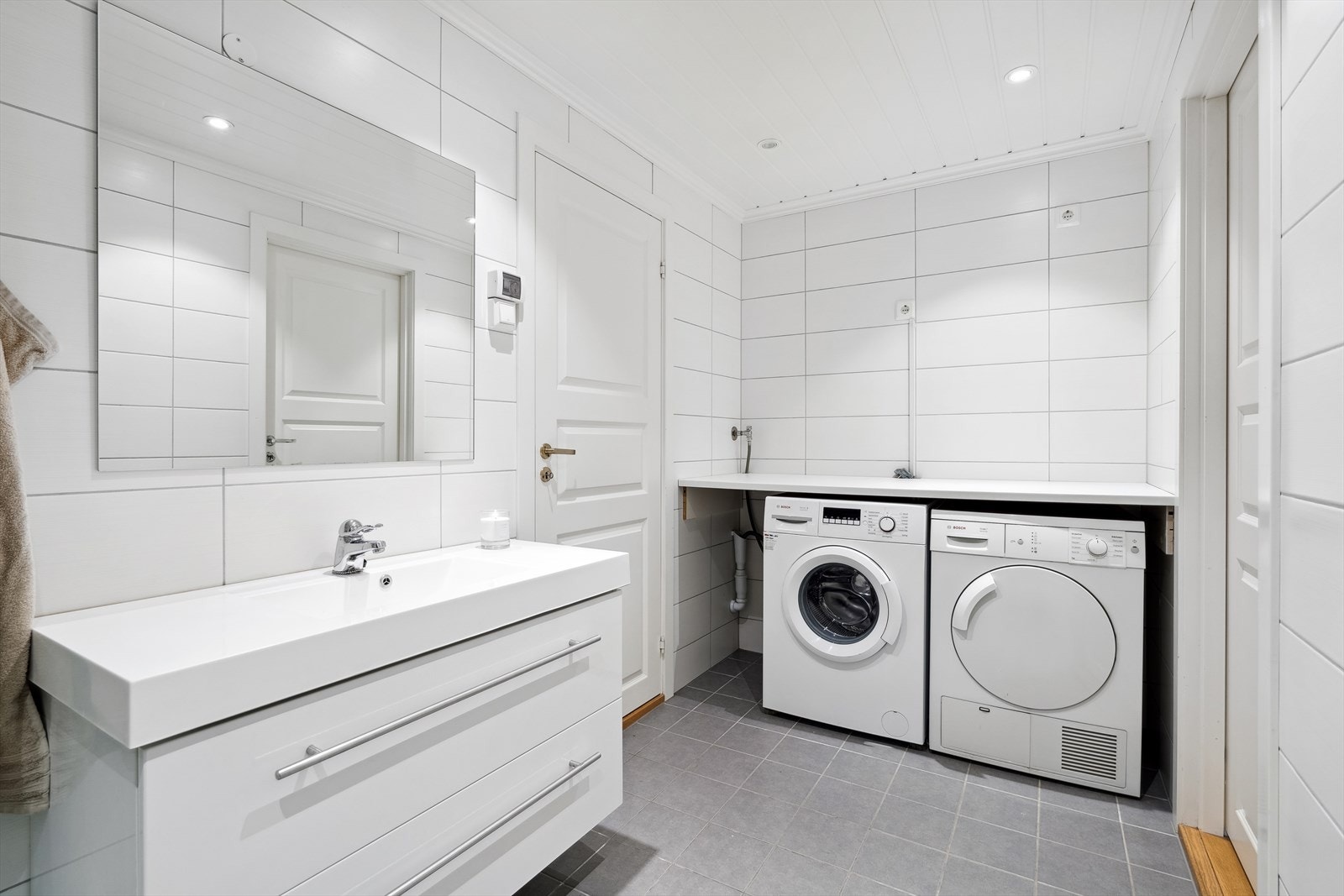 Det er også plass til vaskemaskin og tørketrommel, samt en smart benkeplate over. Galleribilde