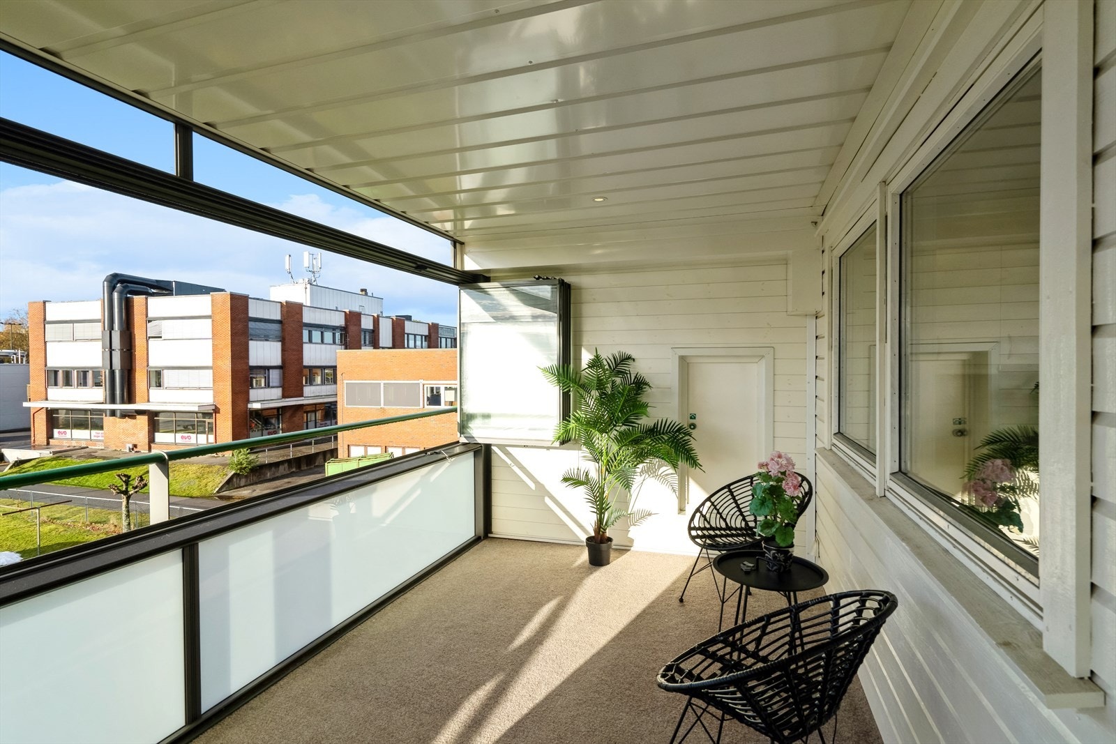 Gode sol- og utsiktsforhold på altanen. Galleribilde