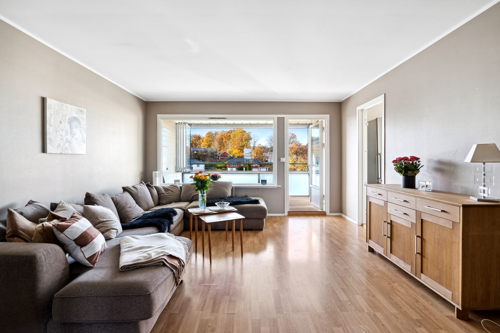 Lys og romslig stue med god plass til en stor sofagruppe. Galleribilde