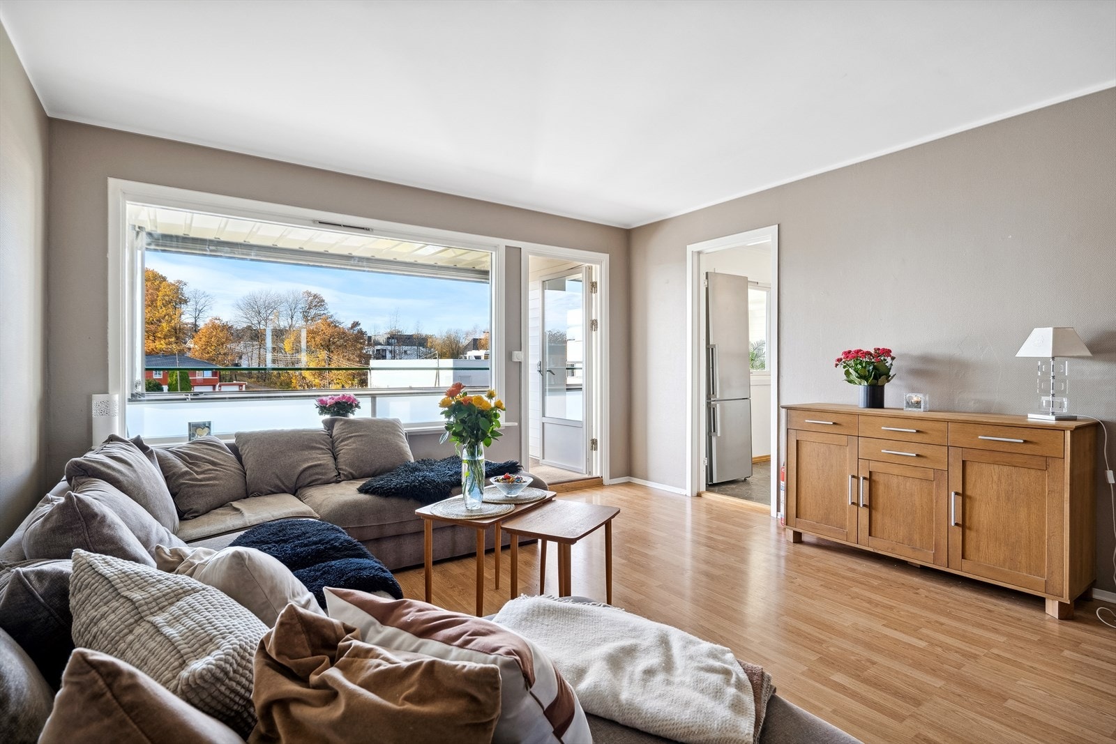 Fra stuen er det utgang til den innglassede balkongen. Galleribilde