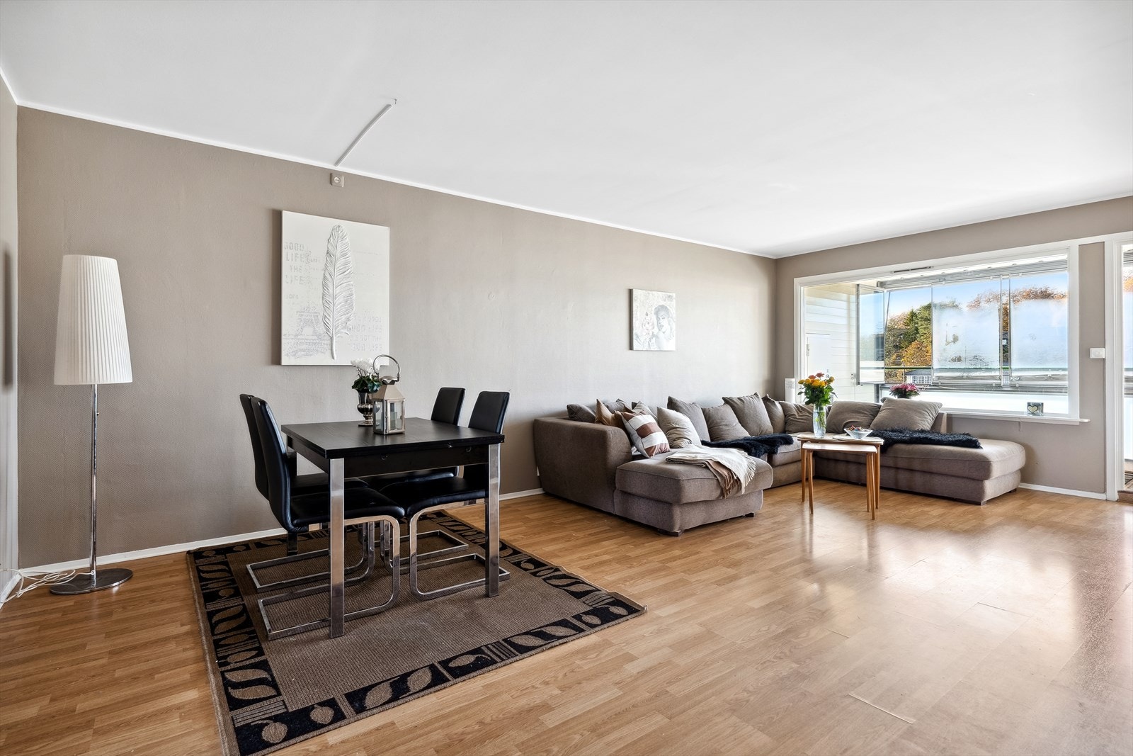 Det er god plass til spisebord i stuen. Galleribilde