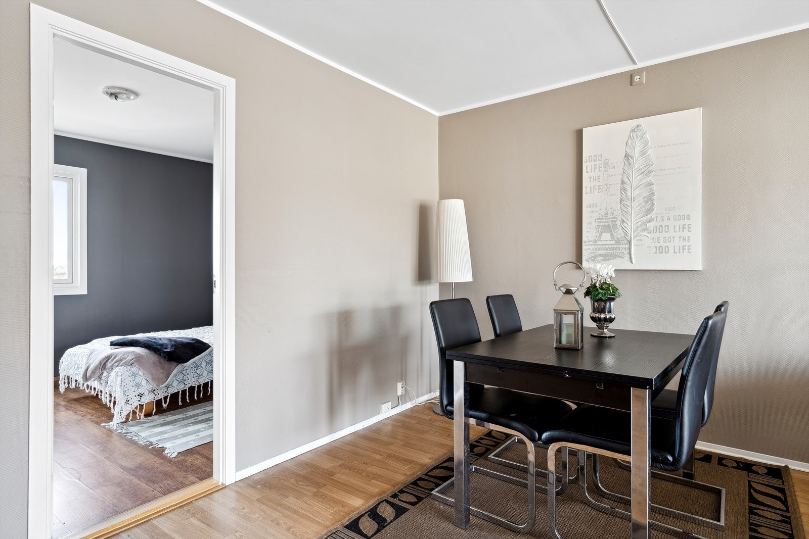 Fra stuen er det adkomst til det største soverommet. Galleribilde