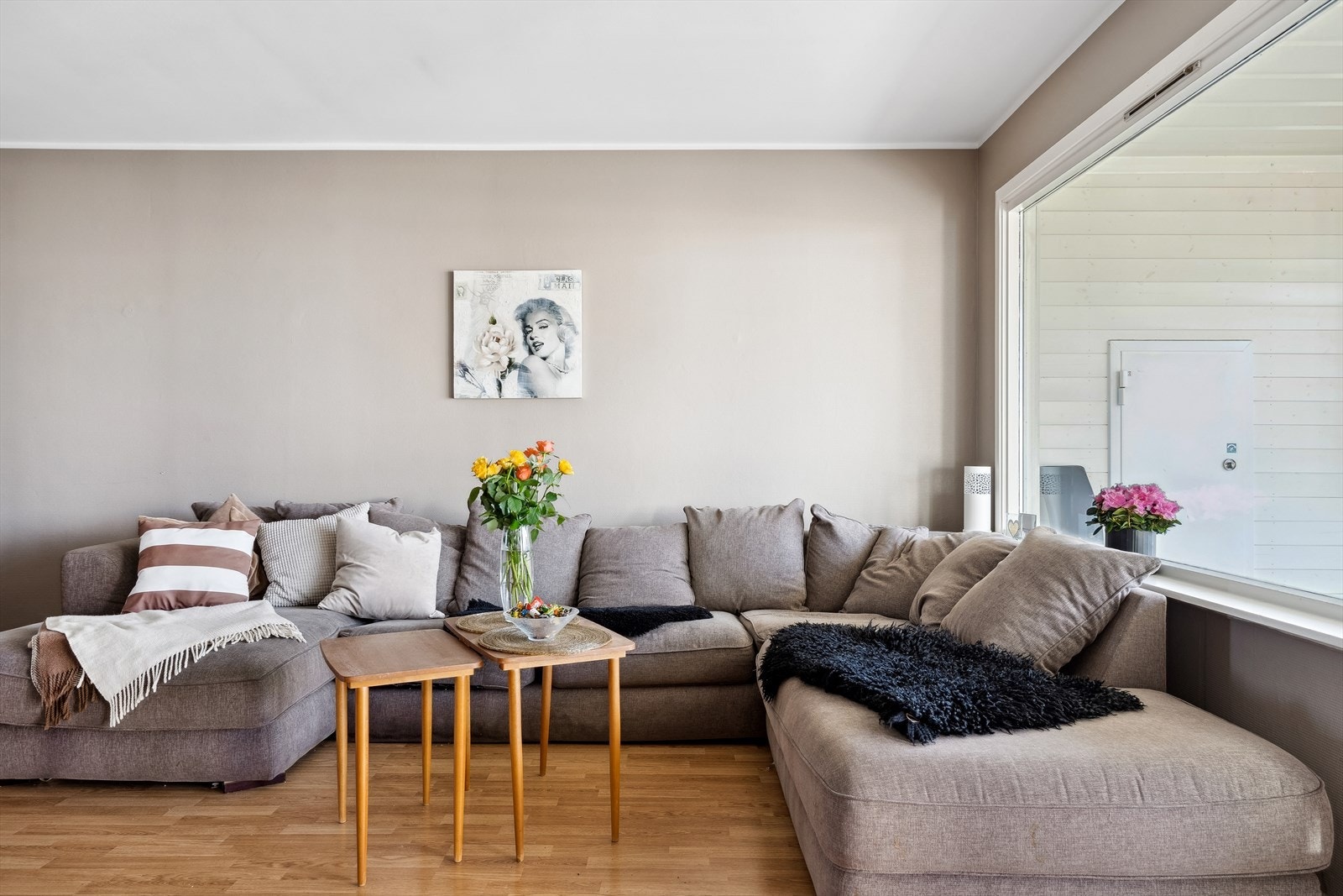 Stuen har laminat på gulvet, og veggene er malt i en behagelig gråbeige tone. Galleribilde
