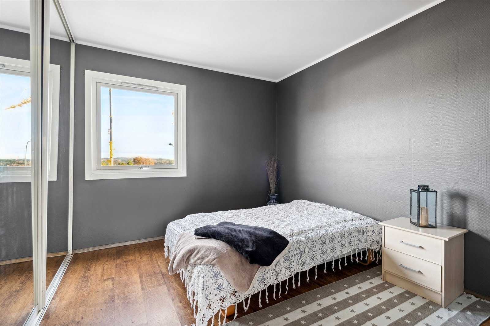 Hovedsoverommet har god plass til dobbeltseng, og har også skyvedørsgarderobe. Galleribilde