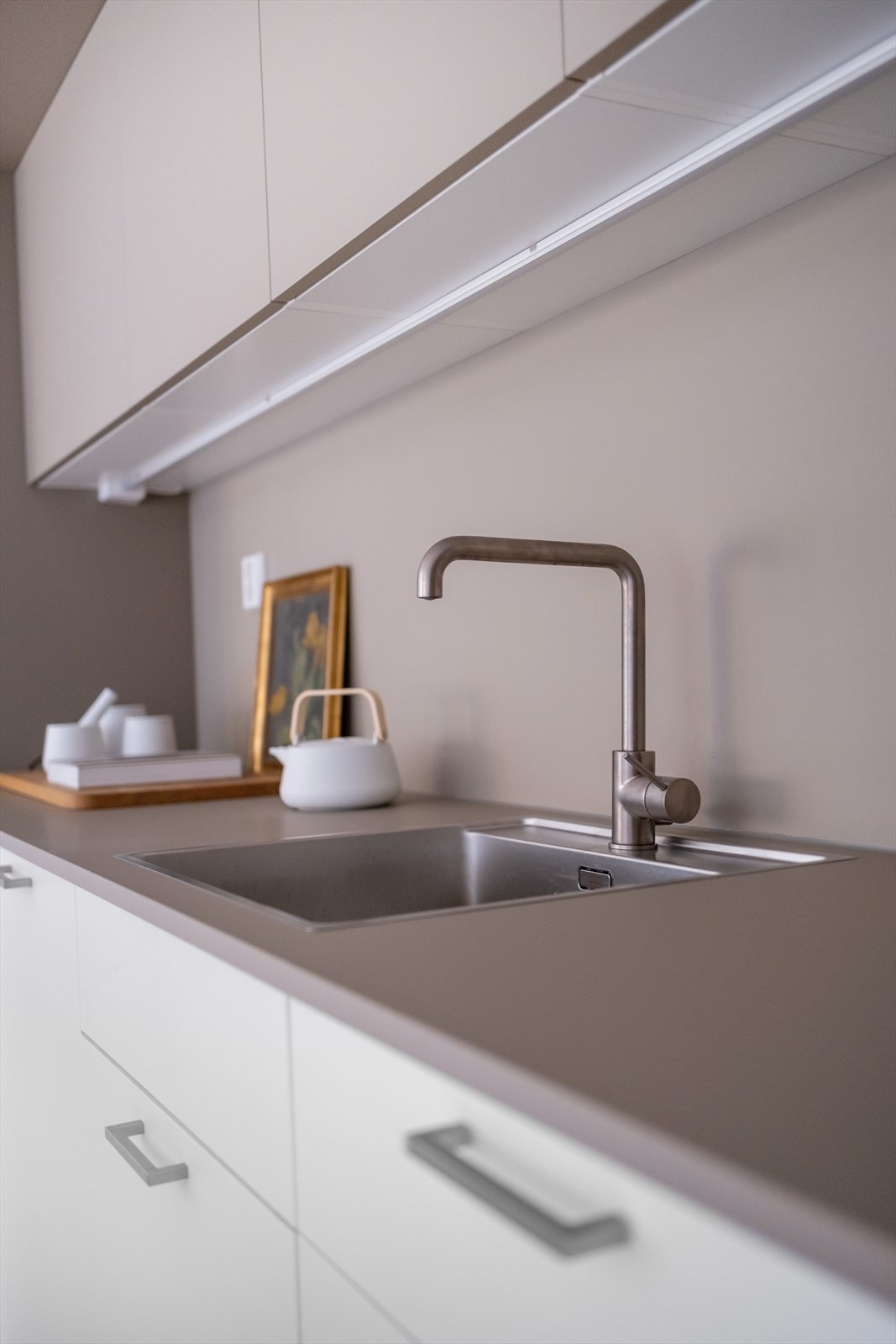 Kjøkkenbenk med nedfelt oppvaskum. Galleribilde