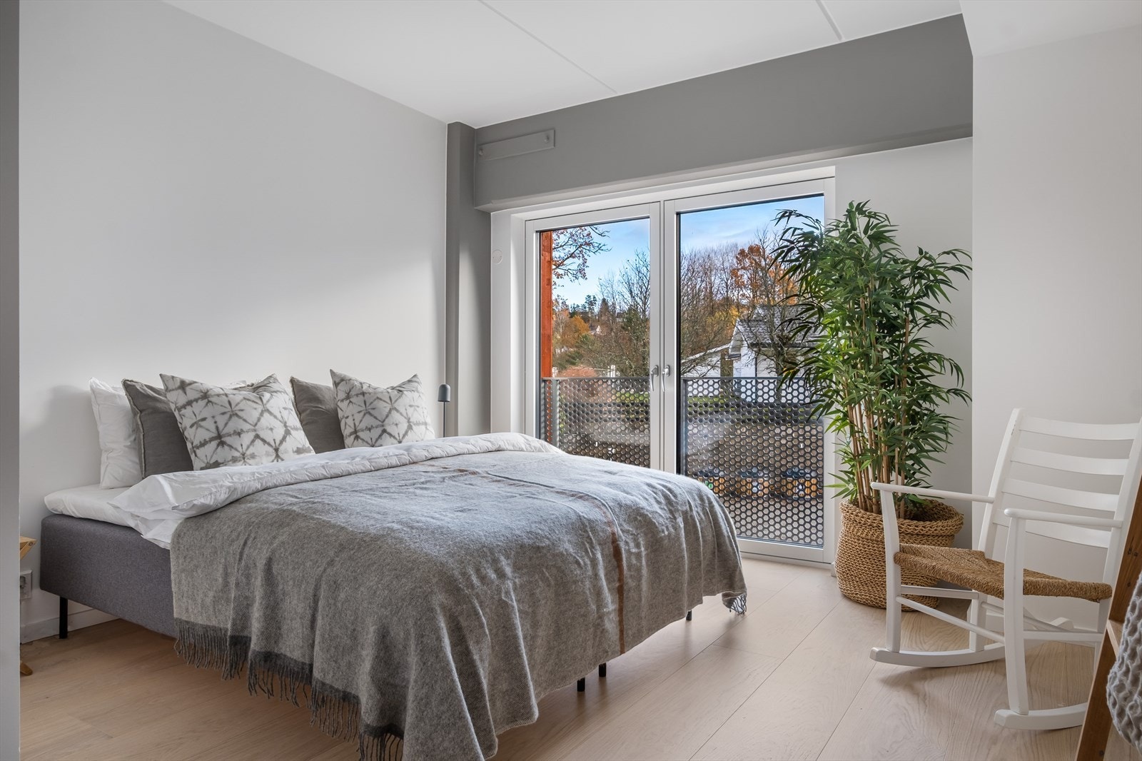 Hovedsoverom med god plass til dobbeltseng og inngang til eget bad Galleribilde