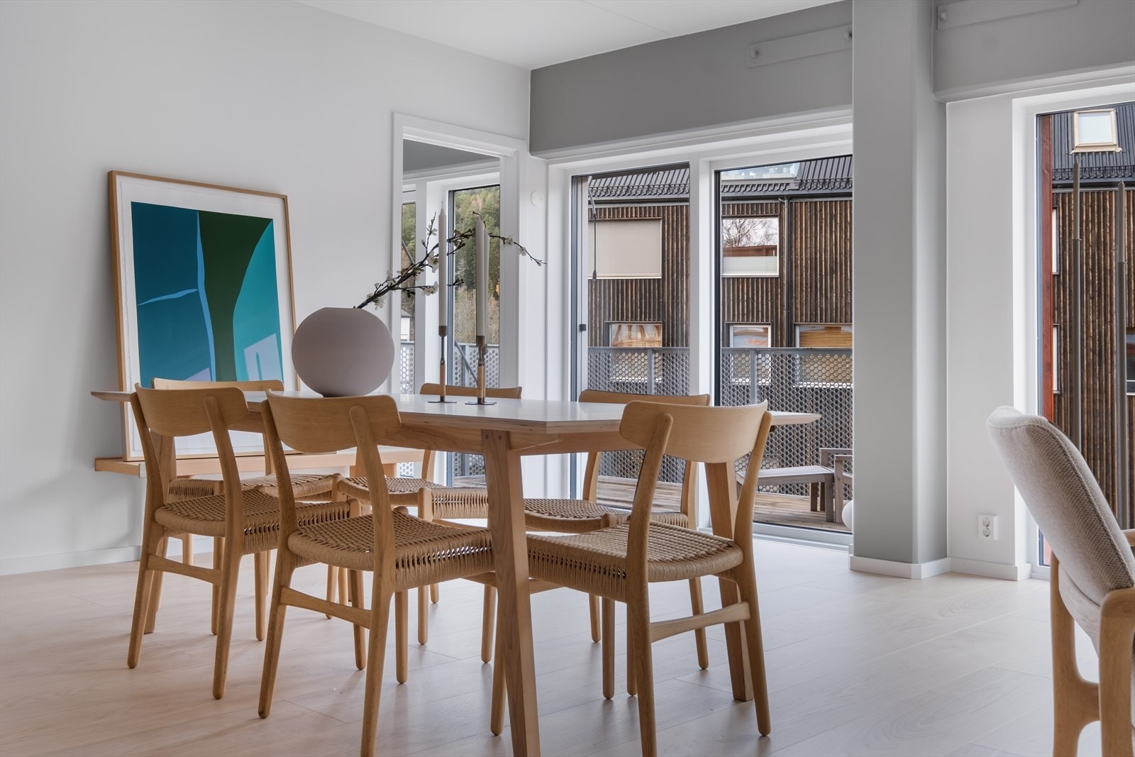 Store vindusflater sørger for mye lys og utsikt fra spisestue Galleribilde