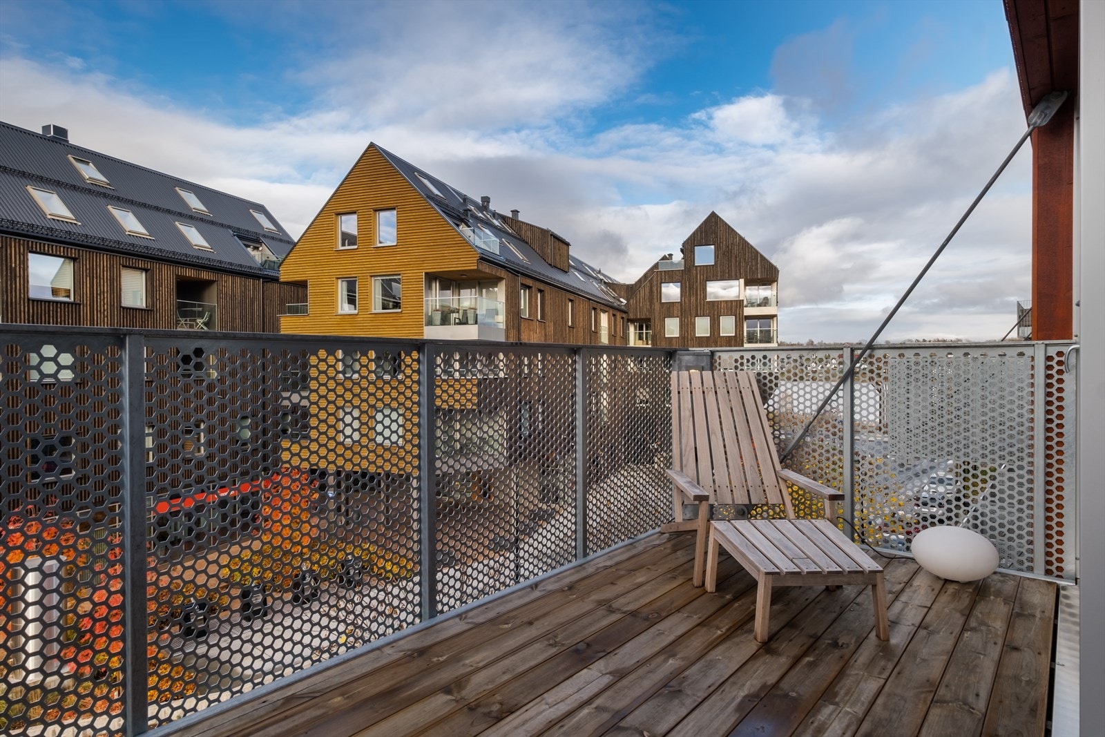 Åpen balkong mot vest og utsikt til sentrum Galleribilde