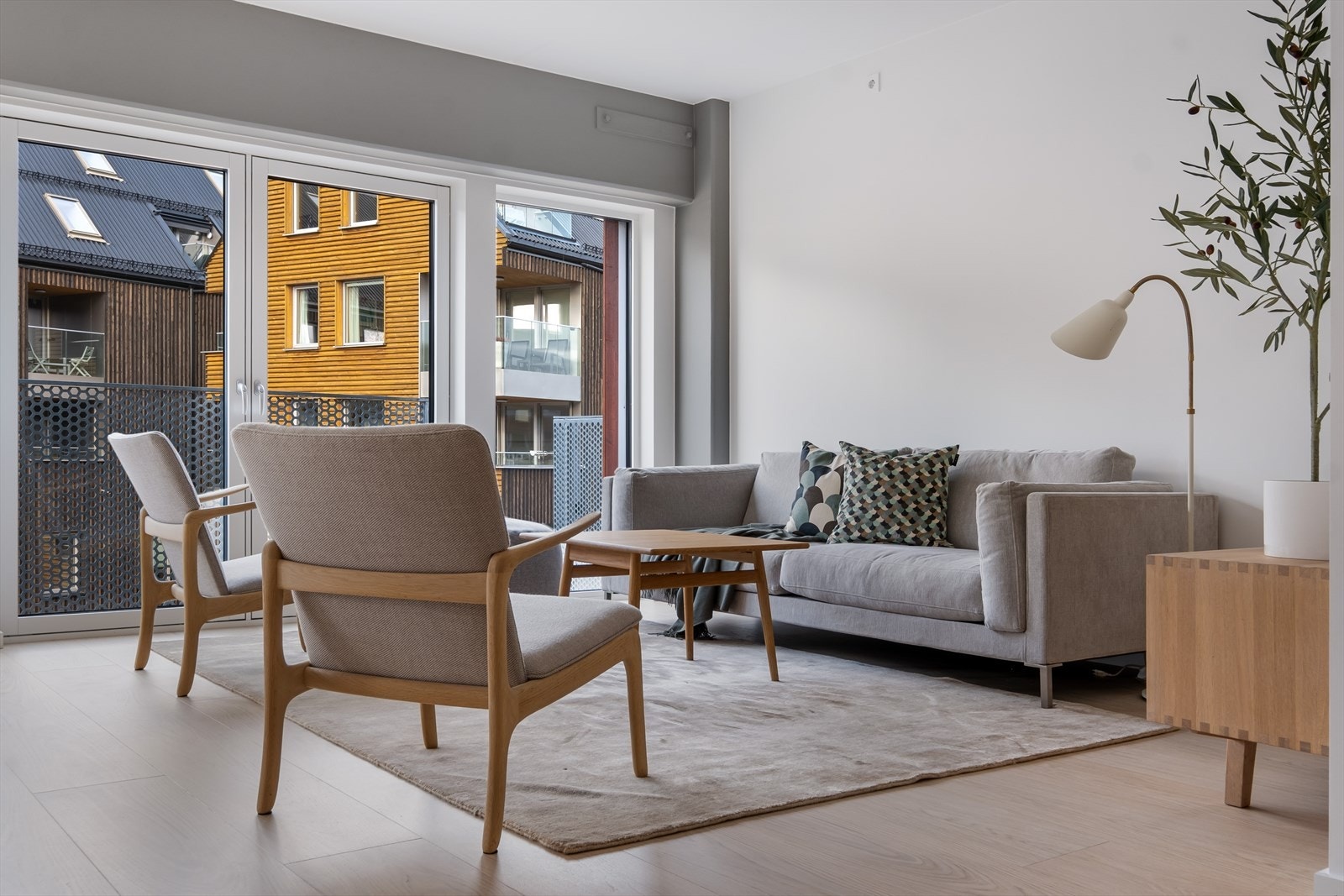 Salong med utsyn til Heggedal sentrum og torget Galleribilde