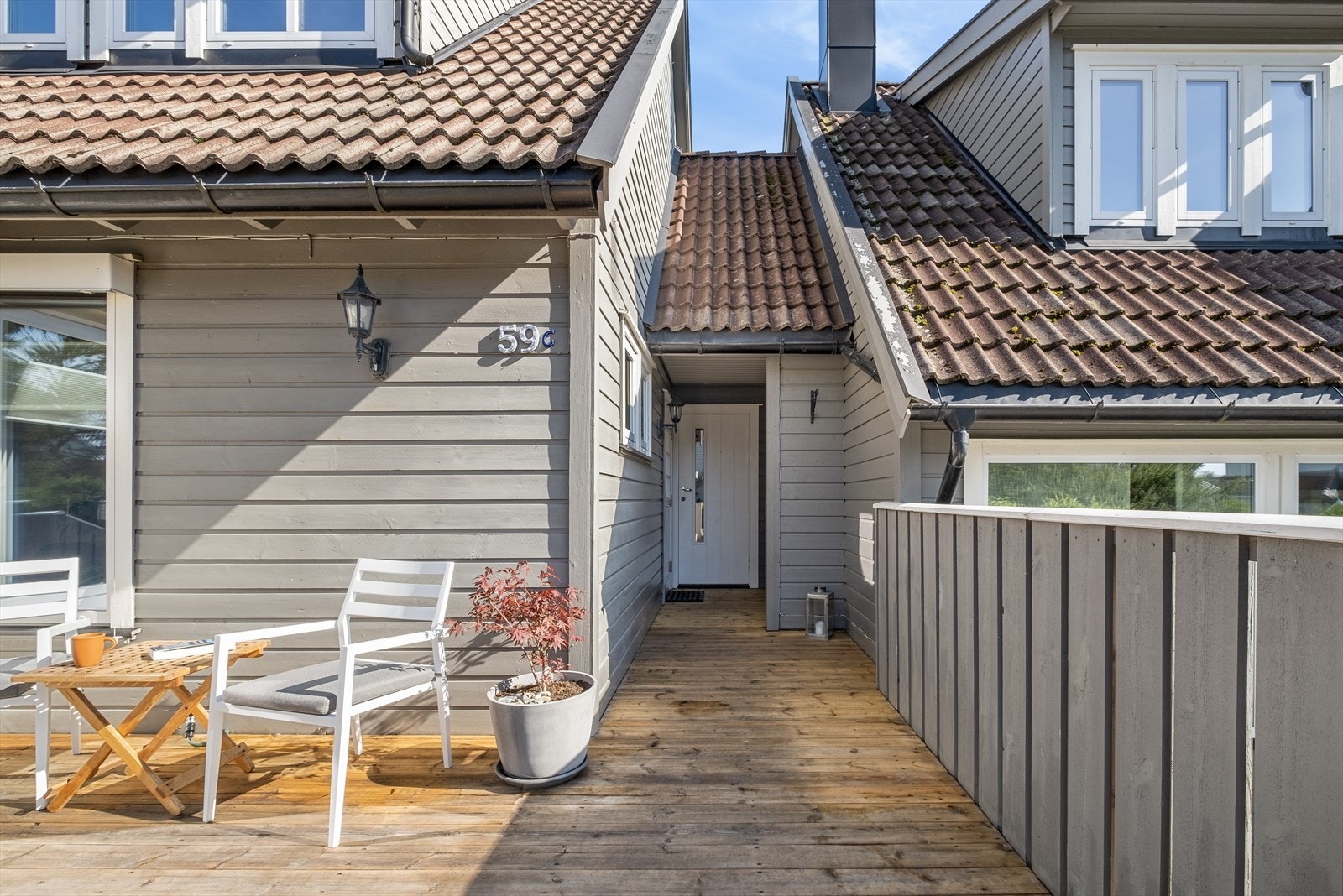Verandaen mot vest fører deg inn mot inngangspartiet .. Galleribilde