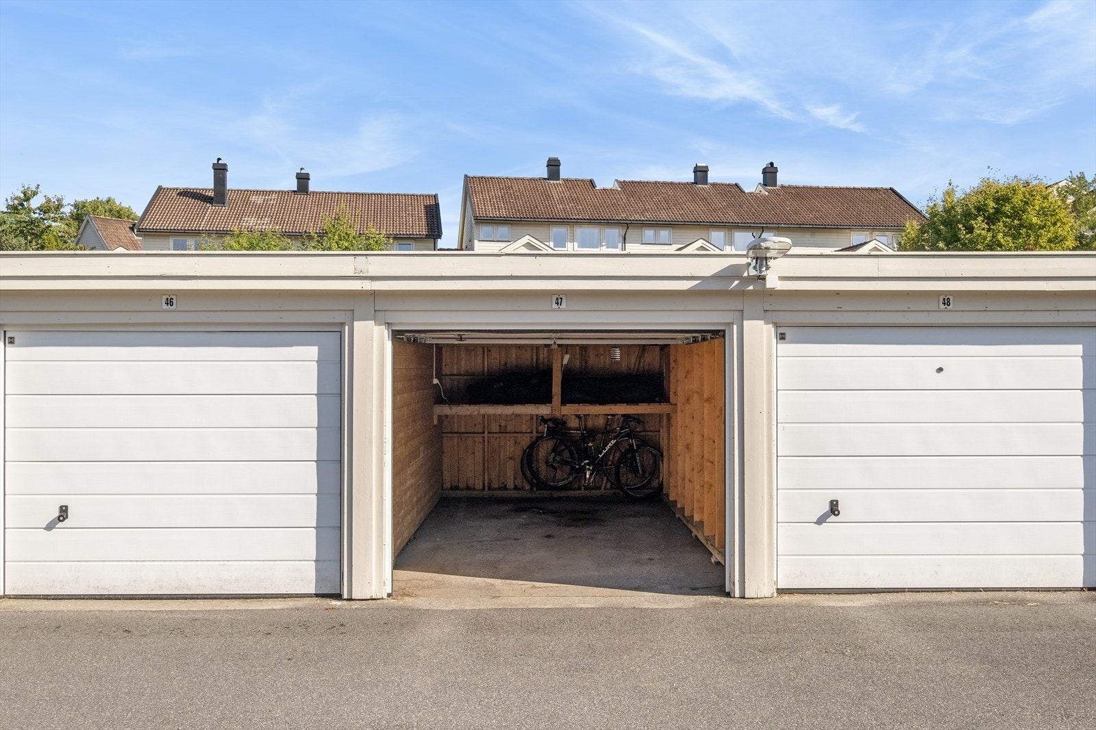 Garasje med portåpner Galleribilde