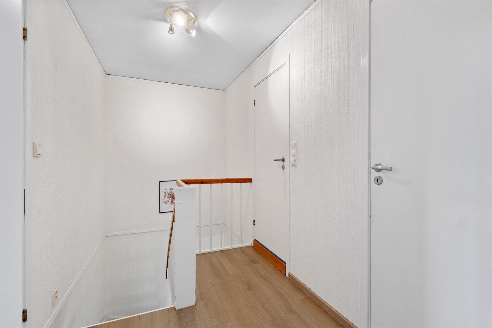 Gangen i 2. etg. hvor det er tilgang til loft med loftstrapp Galleribilde