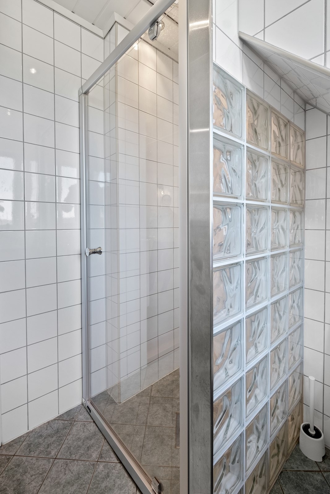 .. dusjniisje med glassbyggestein Galleribilde