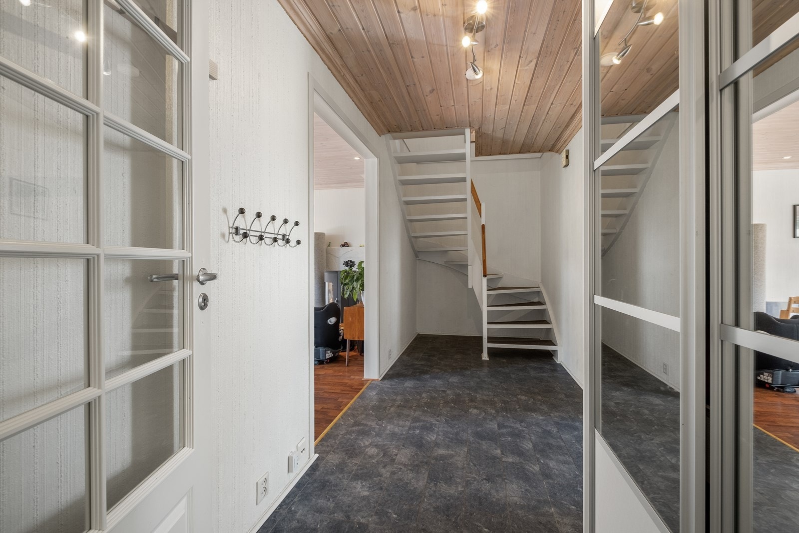 Gangen i 1. etg. med trappen opp i 2. etg. Galleribilde