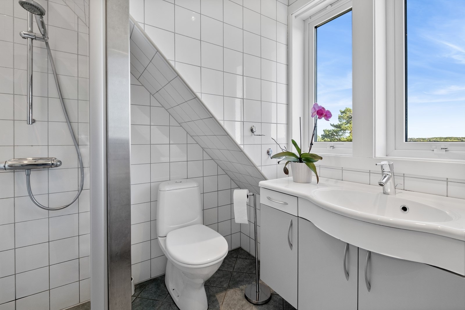Badet er innredet med toalett, dusjnisje og servant Galleribilde