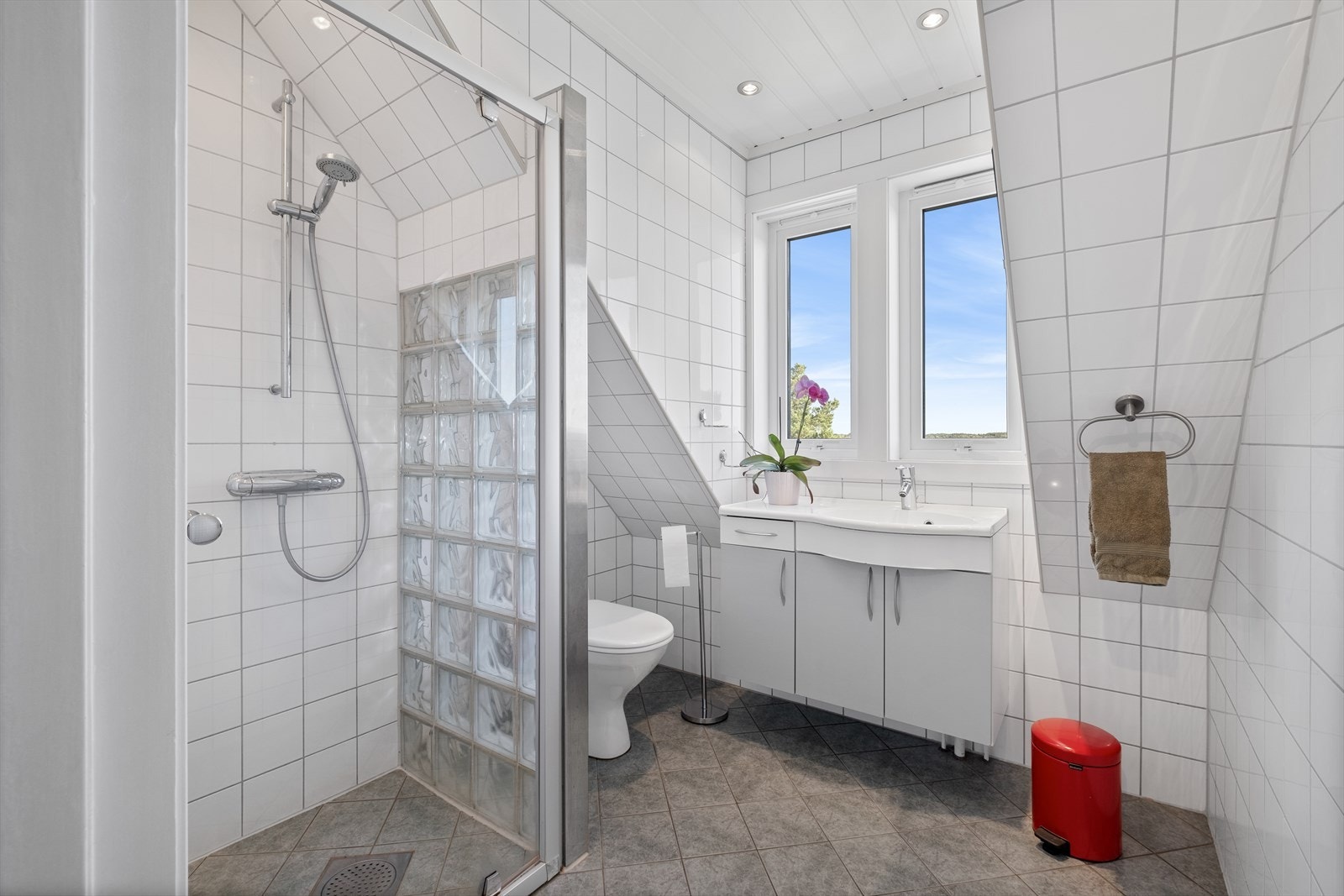 Flislagt bad med varmekabler i gulv Galleribilde