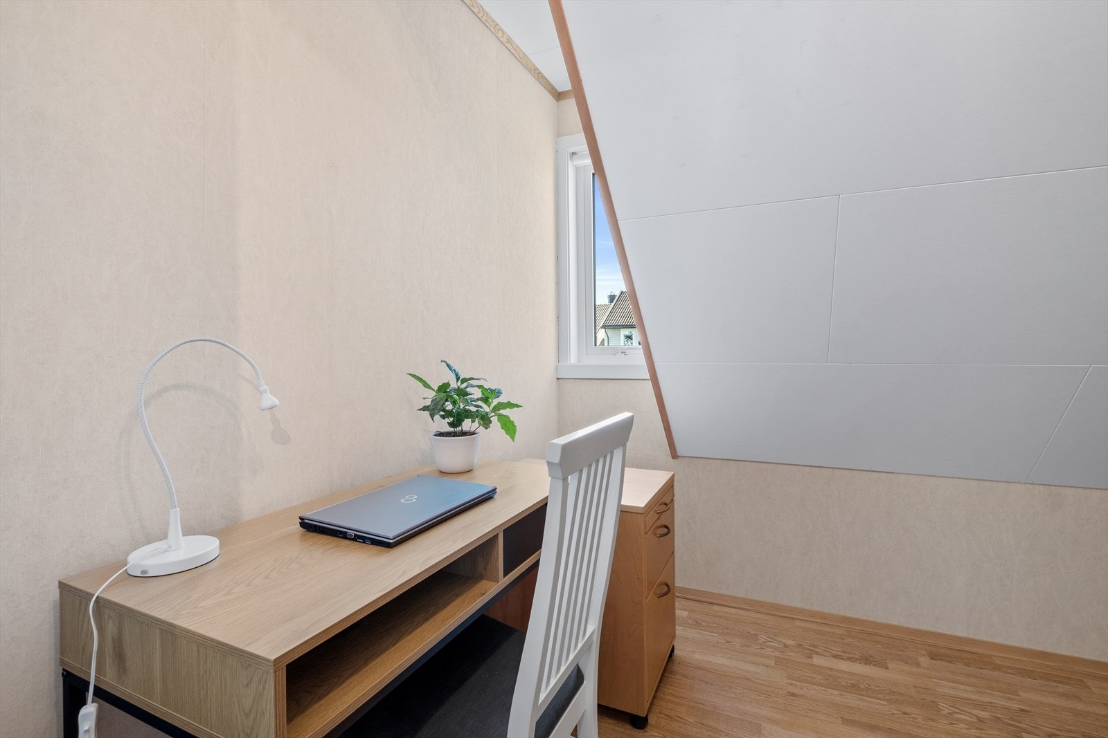 Innredet som kontor - Rommet er i dag tegnet inn som to boder i tegninger Galleribilde