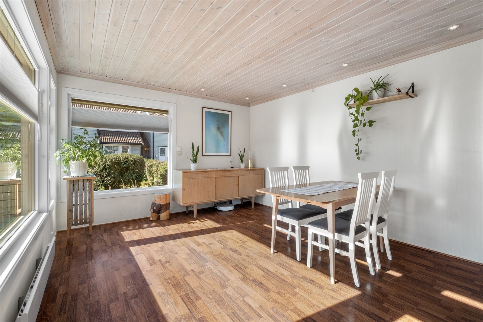 Stuen har god plass til flere sittegrupper Galleribilde