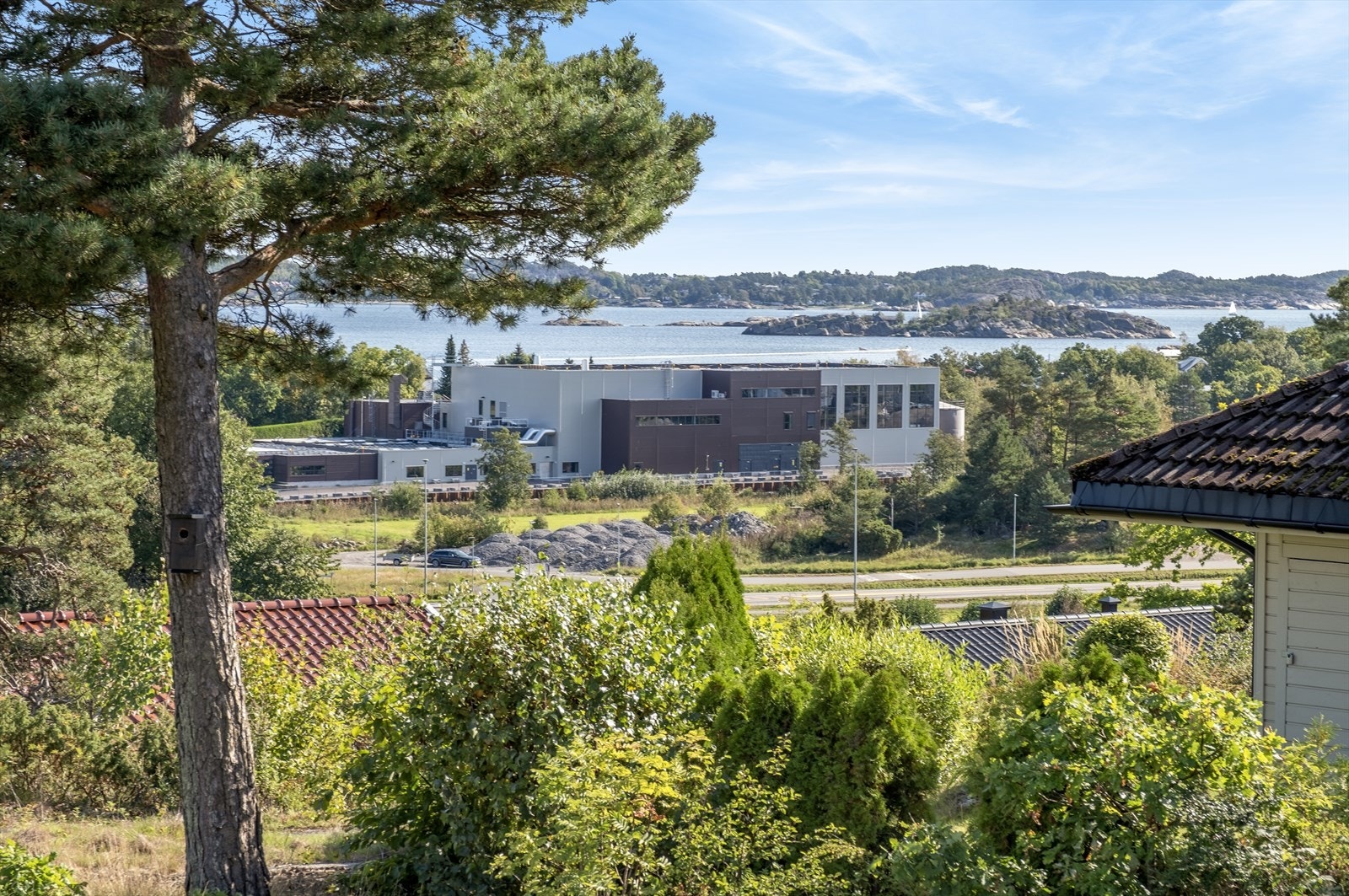 Zoomet utsikt mot holmer i sjøen Galleribilde