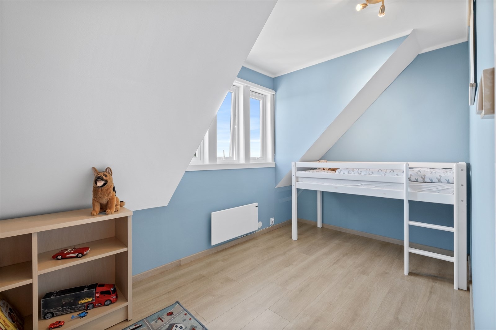 Soverom 2 med laminat på gulv som er lagt nylig og malt nylig Galleribilde