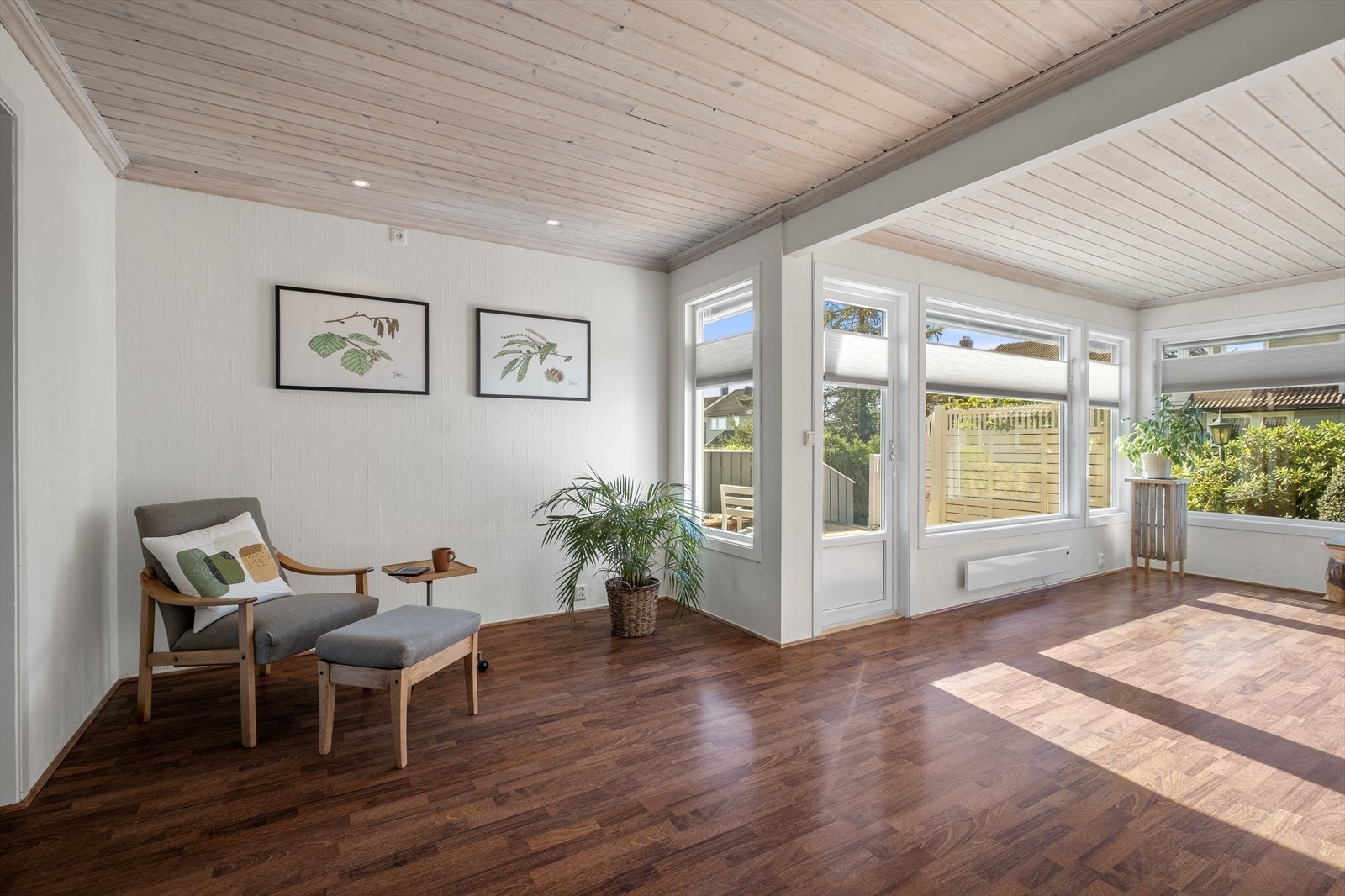 Stuen har utgang til veranda foran rekkehuset Galleribilde