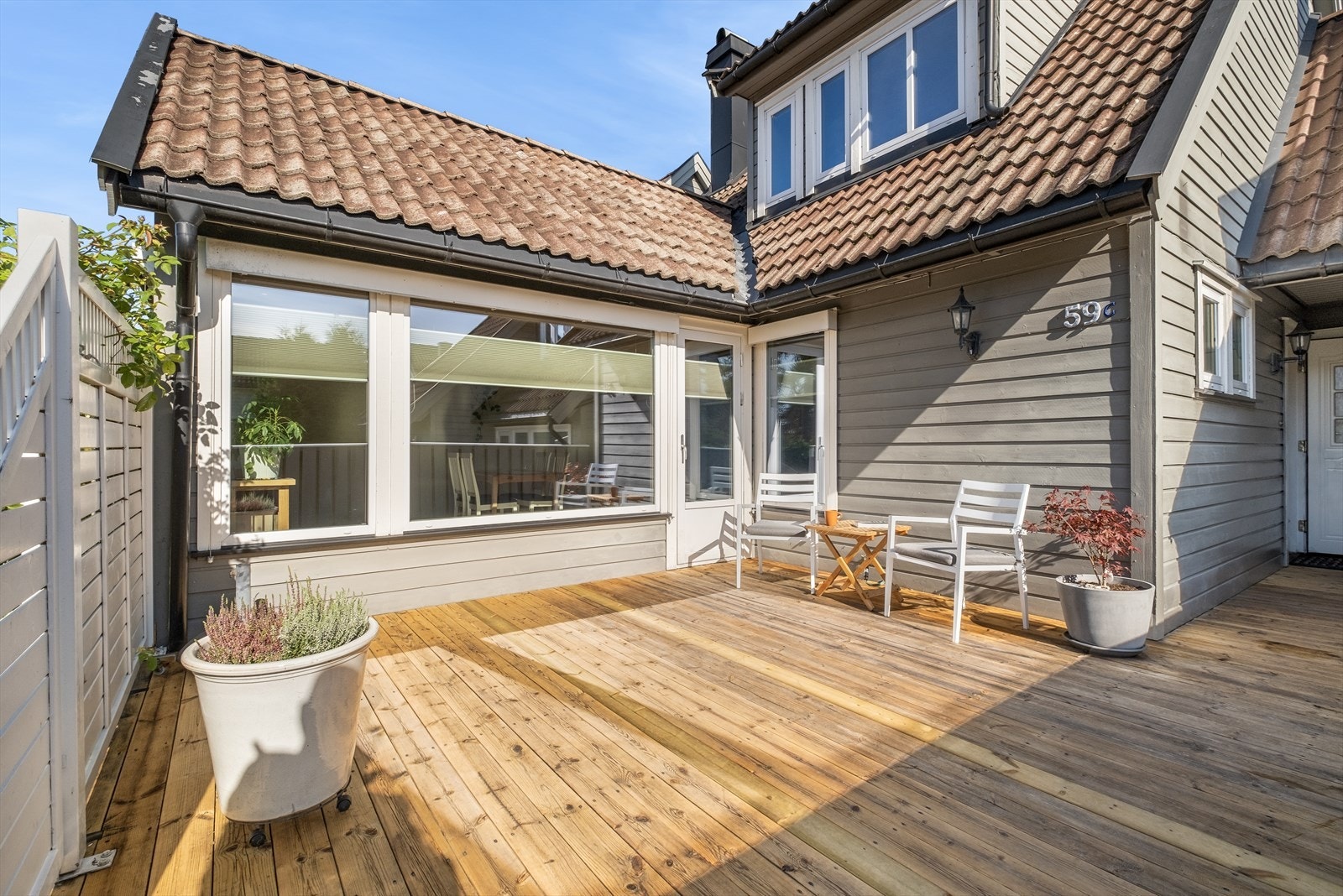 Verandaen på stuesiden og inngangssiden mot vest Galleribilde
