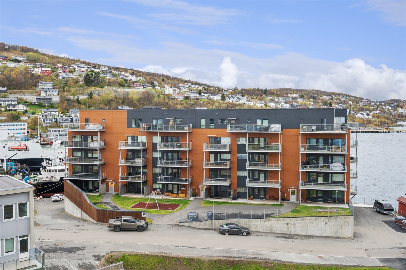 Brovingen ligger flott til på kaikanten med strålende utsikt! Galleribilde