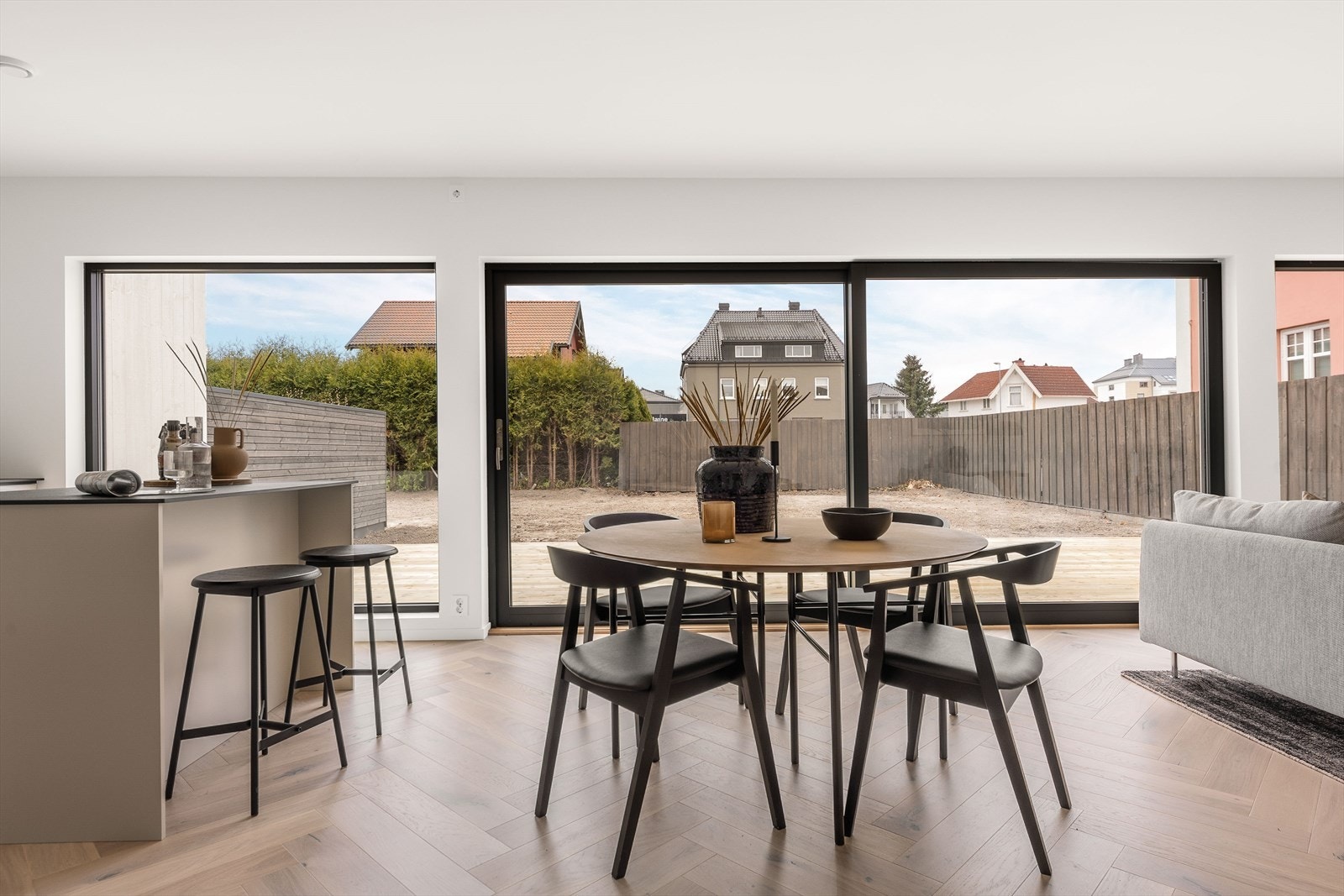 Store vindusflater sørger for meget gode lysforhold Galleribilde