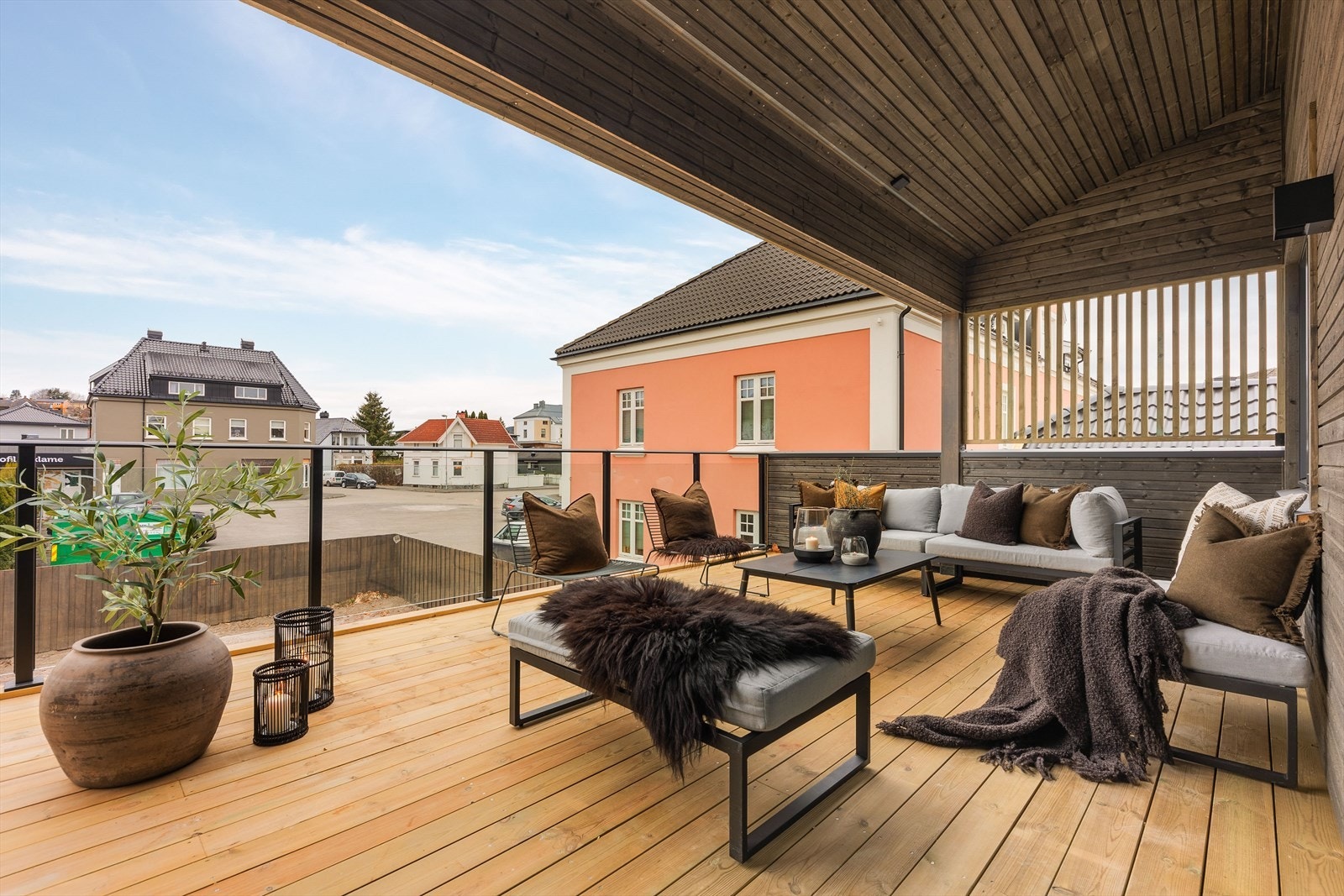 Romslig overbygd veranda med glassrekkverk Galleribilde