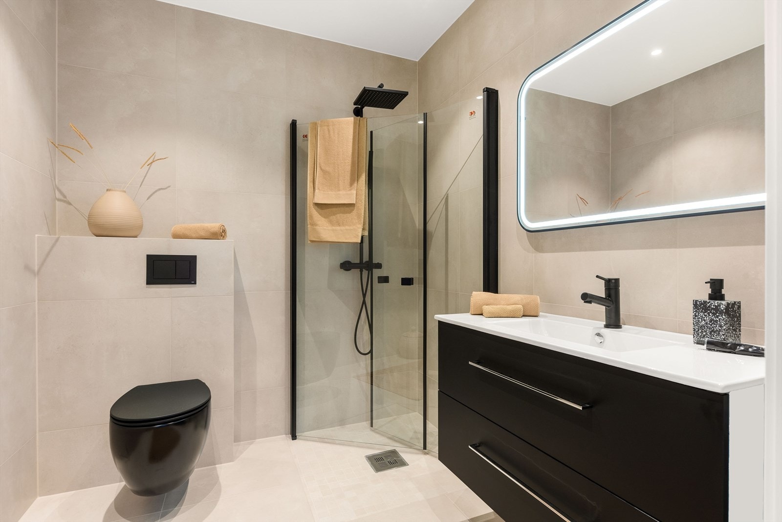 Baderom tilhørende master bedroom Galleribilde