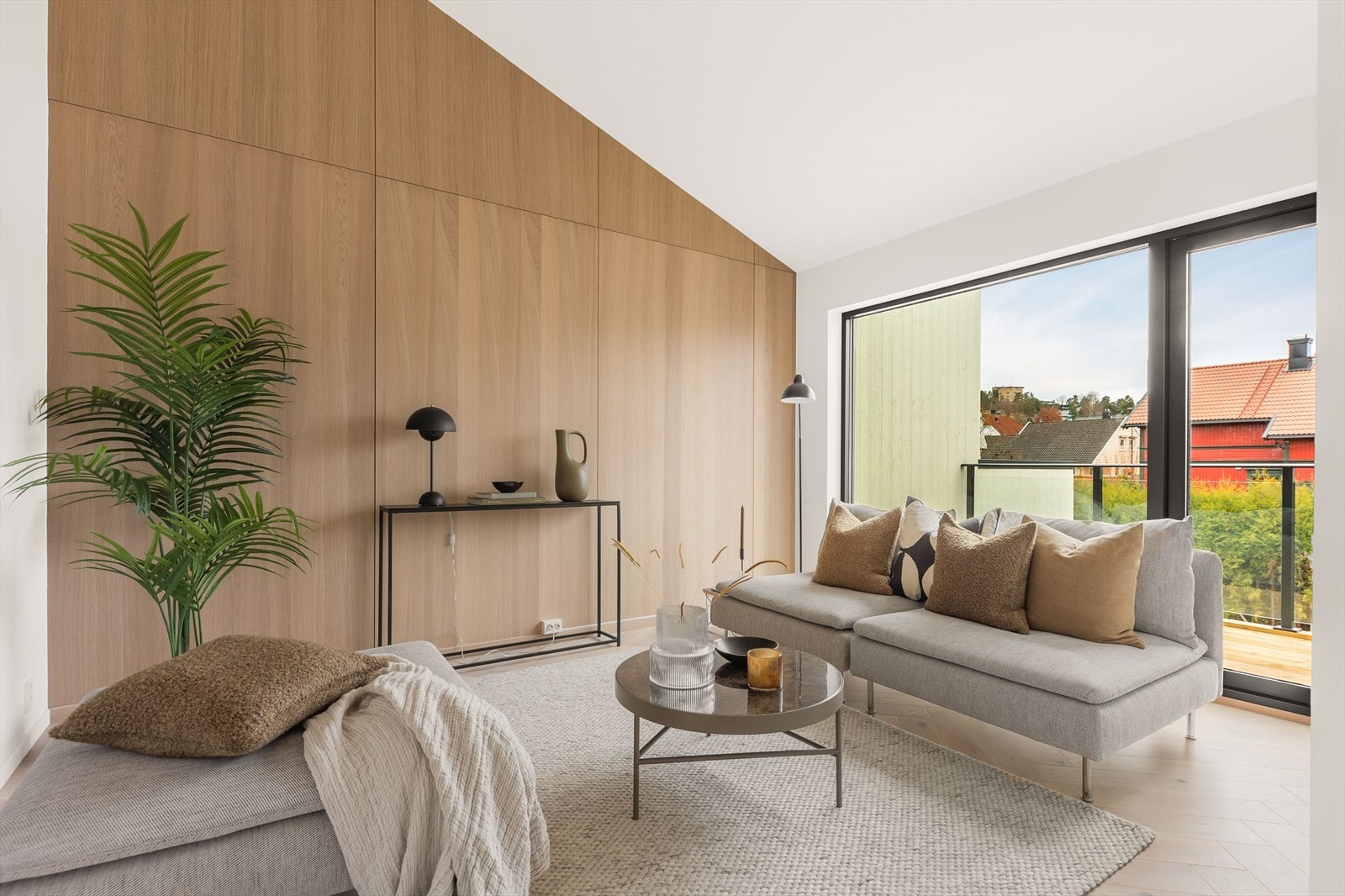 Innbydende og delikat stue med utgang til veranda Galleribilde