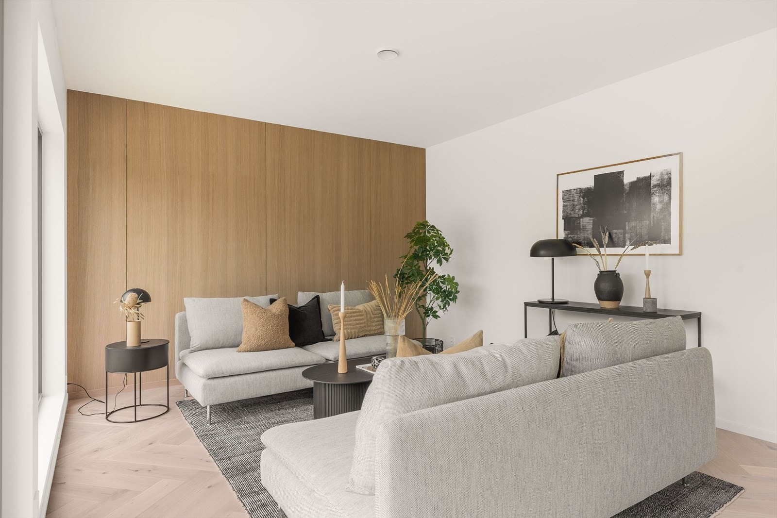 Eikeplater på vegg gir en lun og hyggelig atmosfære i stuen Galleribilde