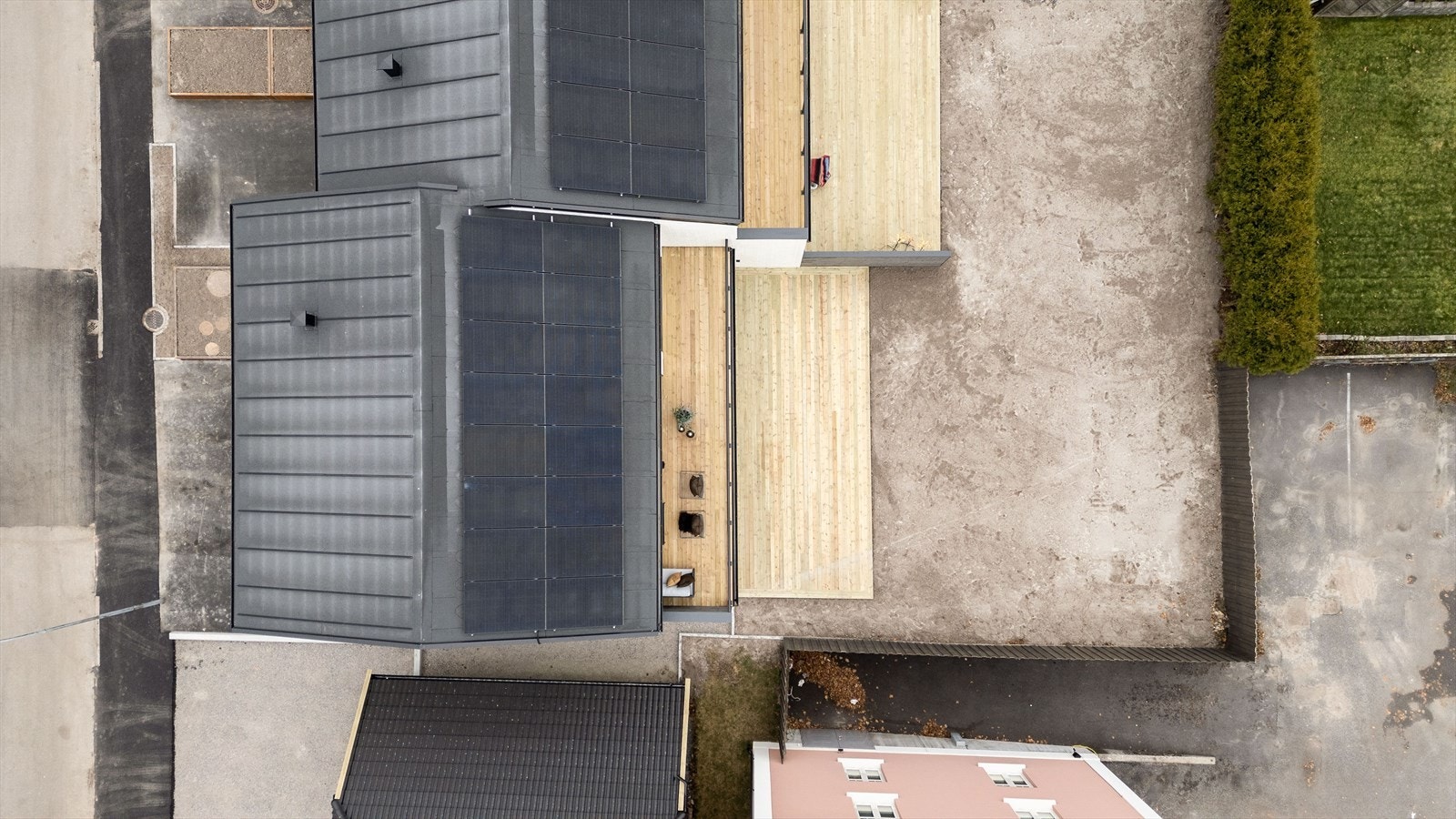 Meget energieffektiv bolig med solcellepanel på tak Galleribilde