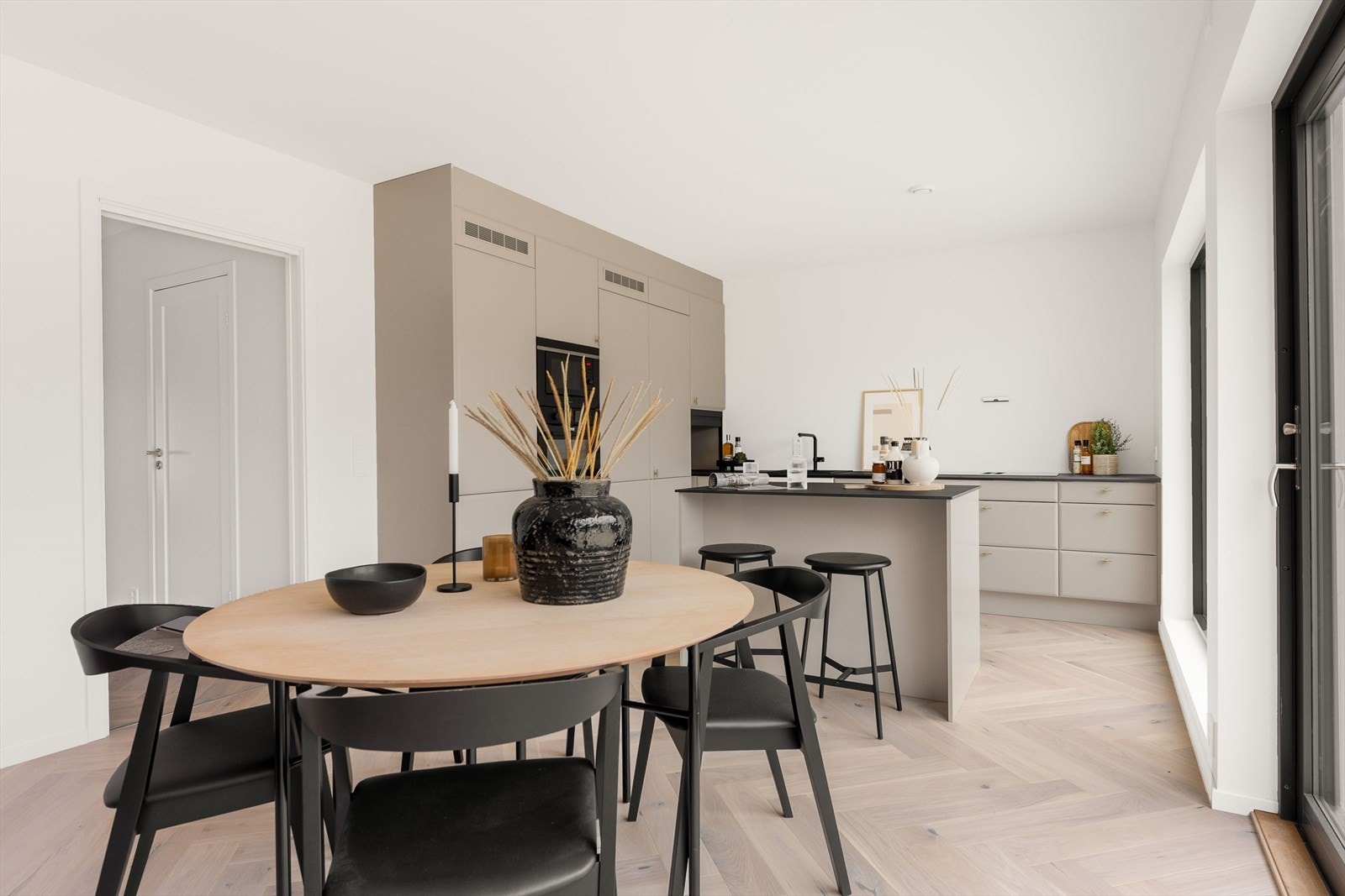 Den åpne spisestuen gir en romslig følelse Galleribilde