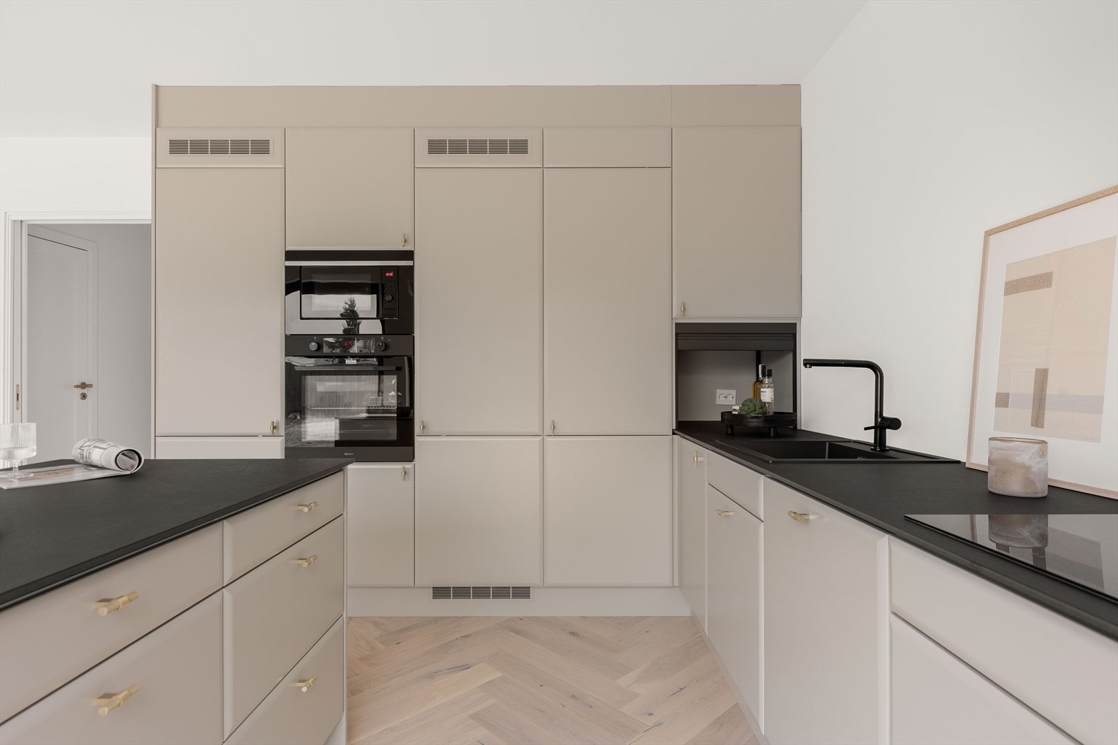 Det er god oppbevaringsplass i praktiske skuffeseksjoner, underskap, høyskap og kjøkkenøy Galleribilde