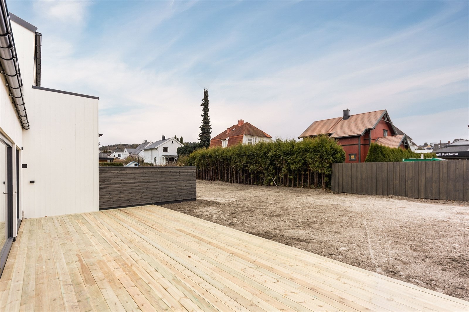 Stor, solrik terrasse med utgang fra stuen/kjøkkenet Galleribilde