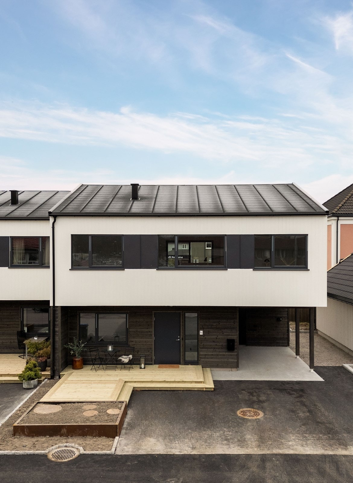 Gode parkeringsmuligheter på asfaltert gårdsplass og i carport Galleribilde