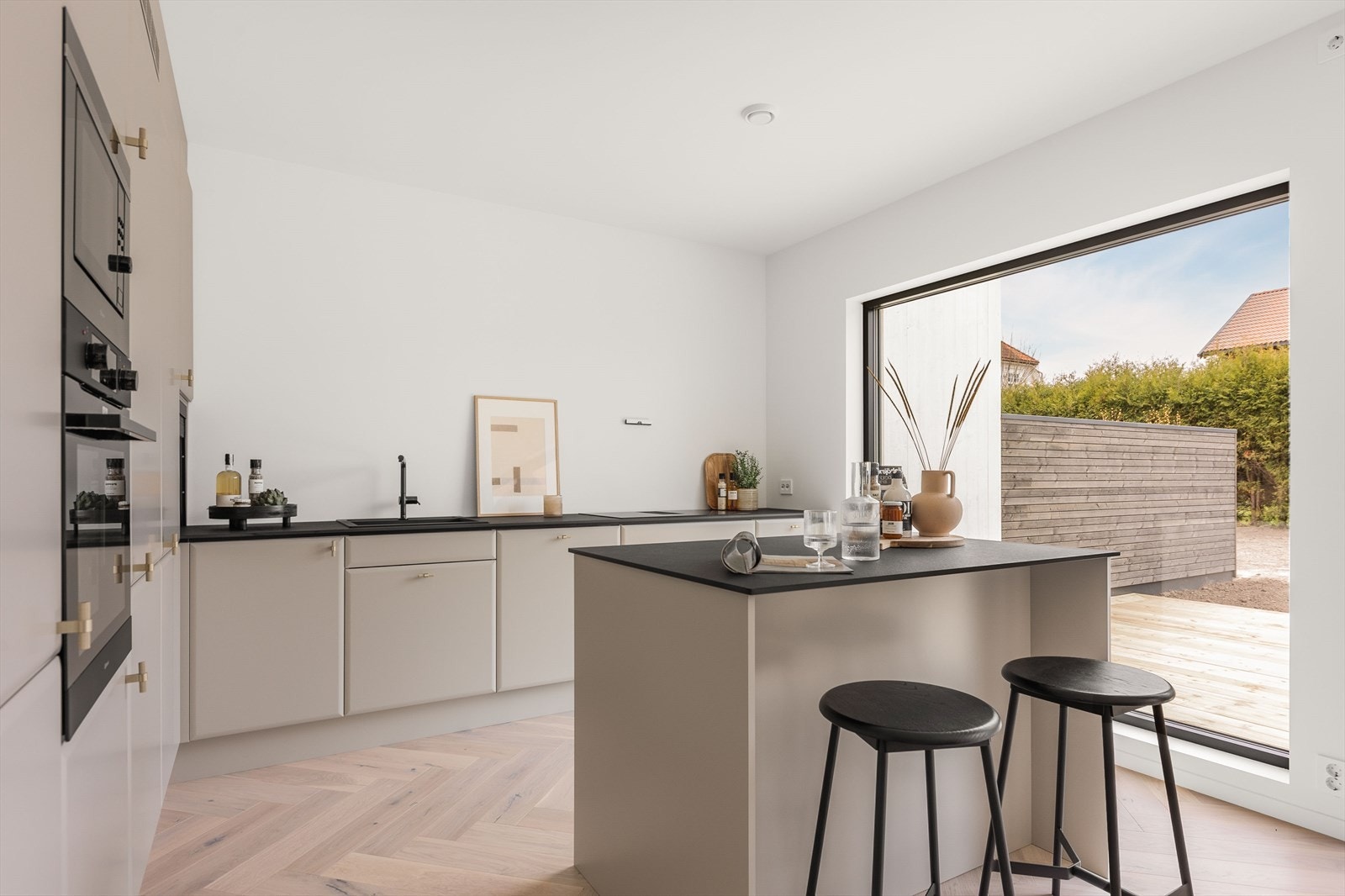 Påkostet kjøkken fra Systemkjøkken med slette fronter og kompositt benkeplate Galleribilde