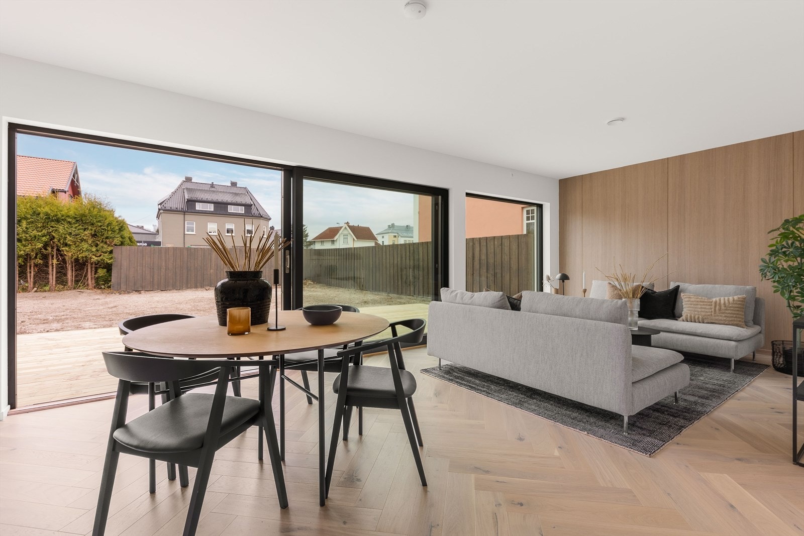 Fra stuen er det utgang til stor, solrik terrasse Galleribilde