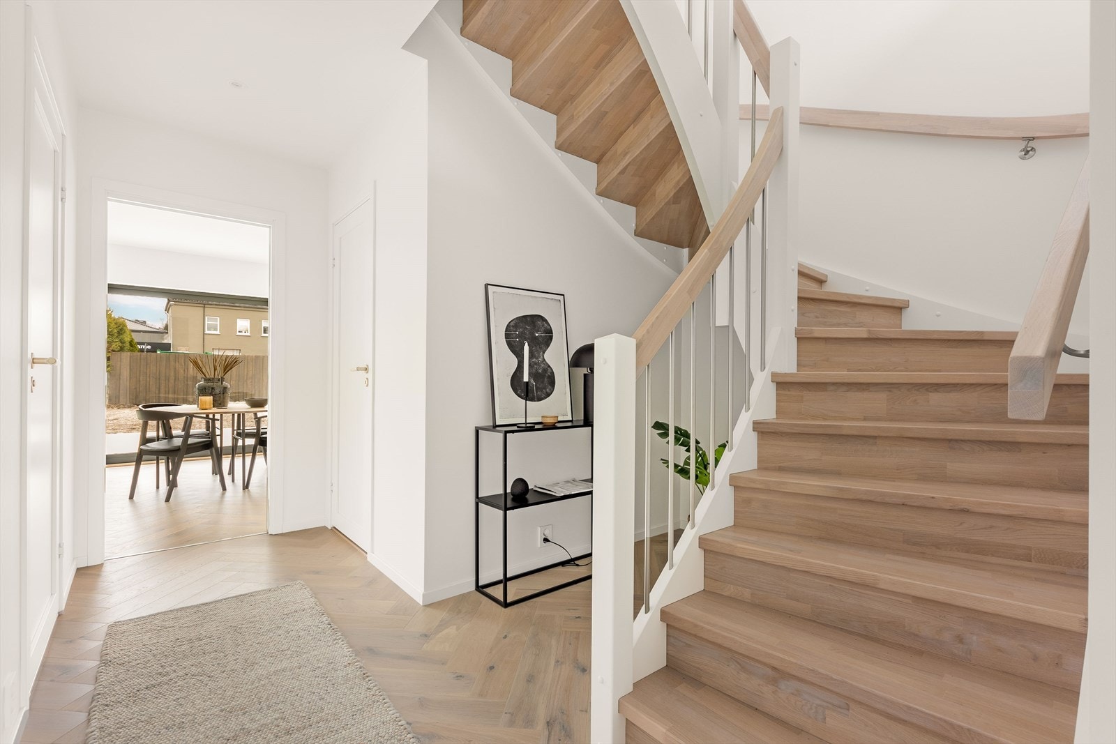 Trivelig hall med trapp opp til 2. etasje Galleribilde