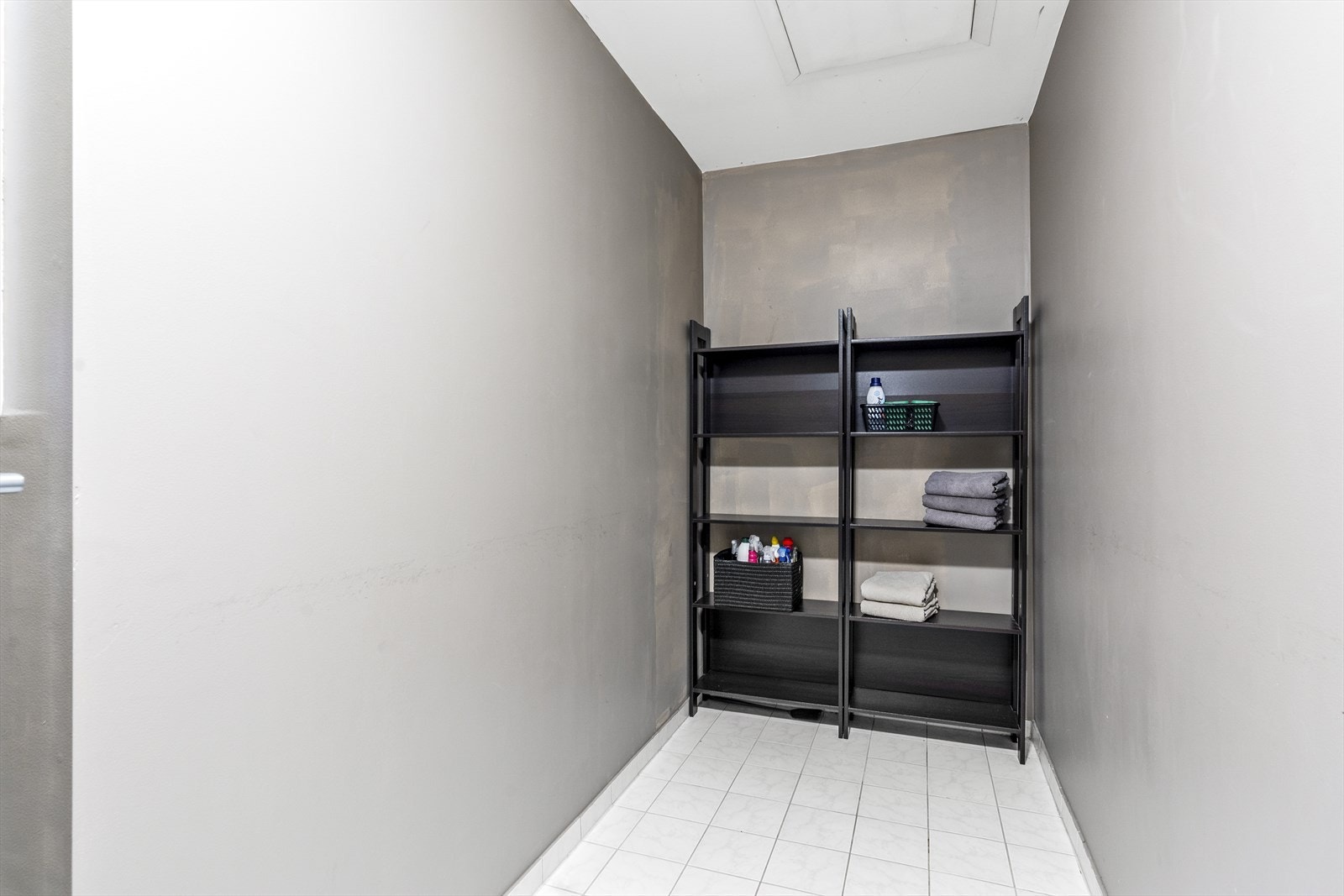 Vaskerom med tilkomst til romslig loft i takluke. Loftet har god takhøyde og godt med oppbevaringsplass. Galleribilde