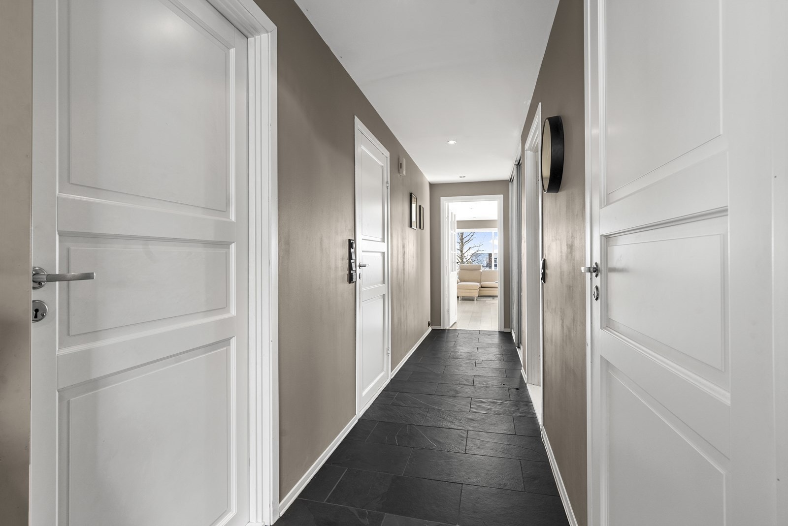 Gang med tilkomst til soverom og bad på venstre side og soverom, vaskerom og skyvedørsgarderobe til høyre. Galleribilde